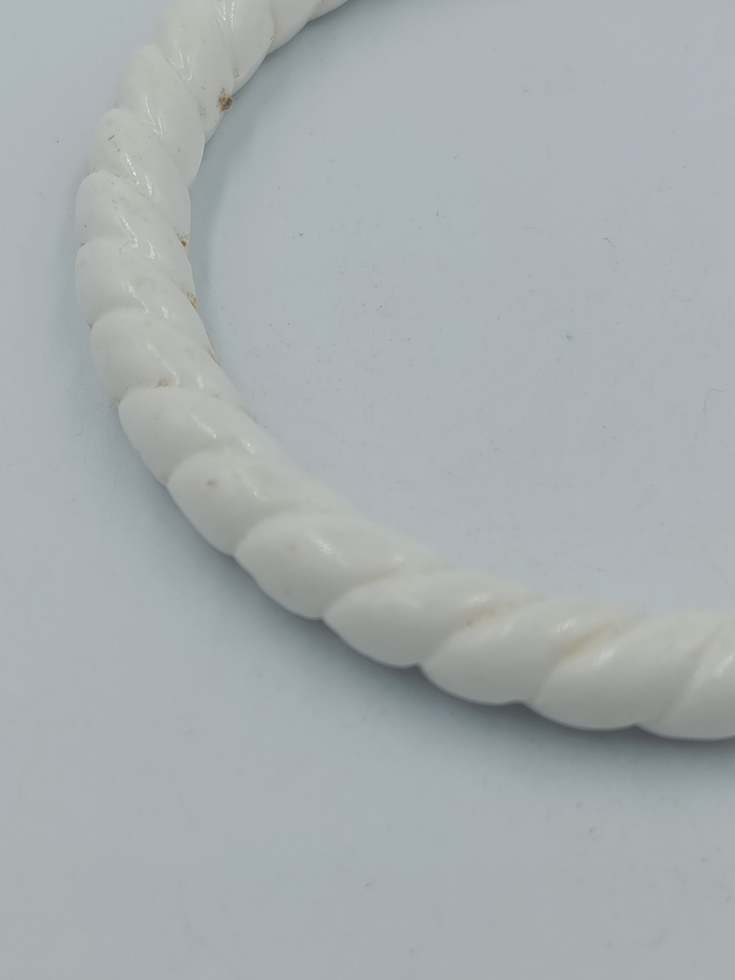 Vintage Armreif in Weiß – gedrehte Optik / Retro Bangle