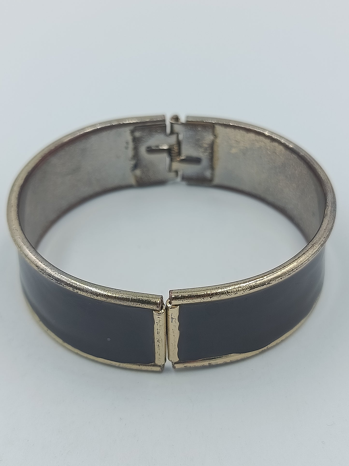 Vintage Armreif mit Emaille  schwarz goldfarben Klappverschluss