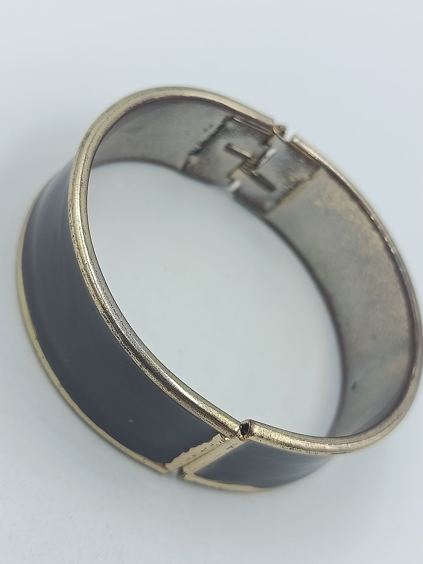 Vintage Armreif mit Emaille  schwarz goldfarben Klappverschluss