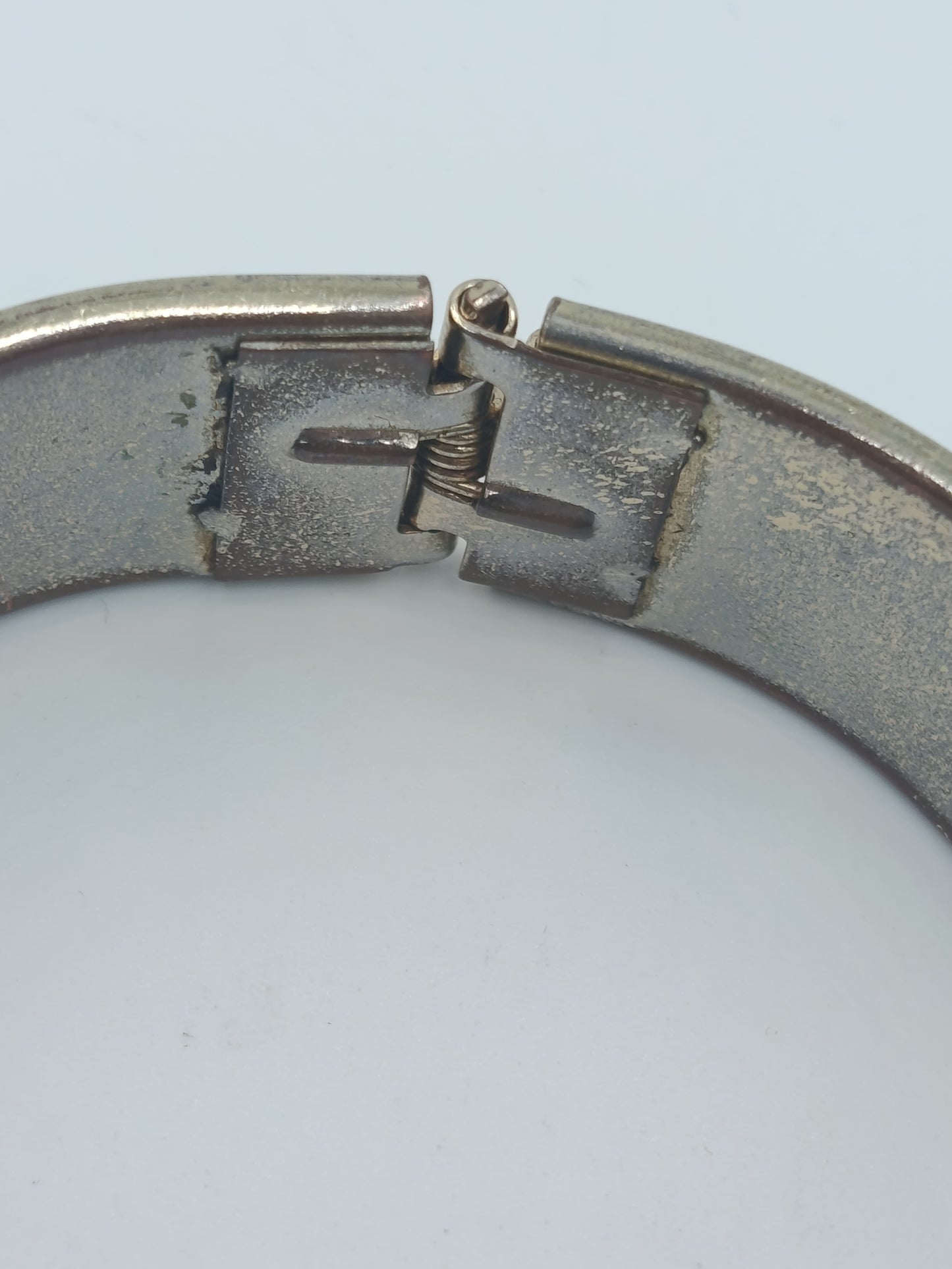 Vintage Armreif mit Emaille  schwarz goldfarben Klappverschluss