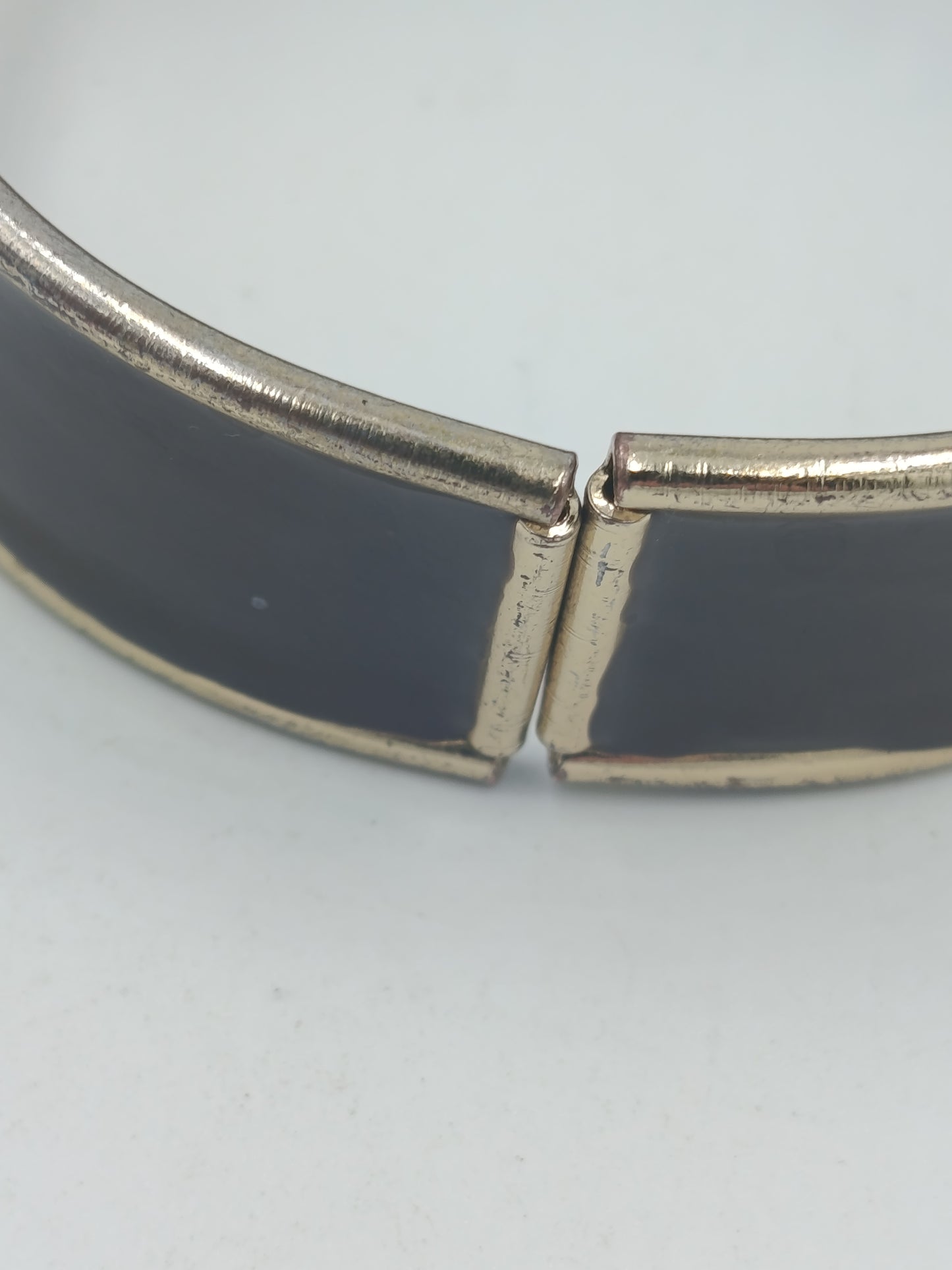 Vintage Armreif mit Emaille  schwarz goldfarben Klappverschluss