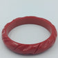 Vintage Armreif Rot – Kunststoff Bangle mit geschnitztem Muster