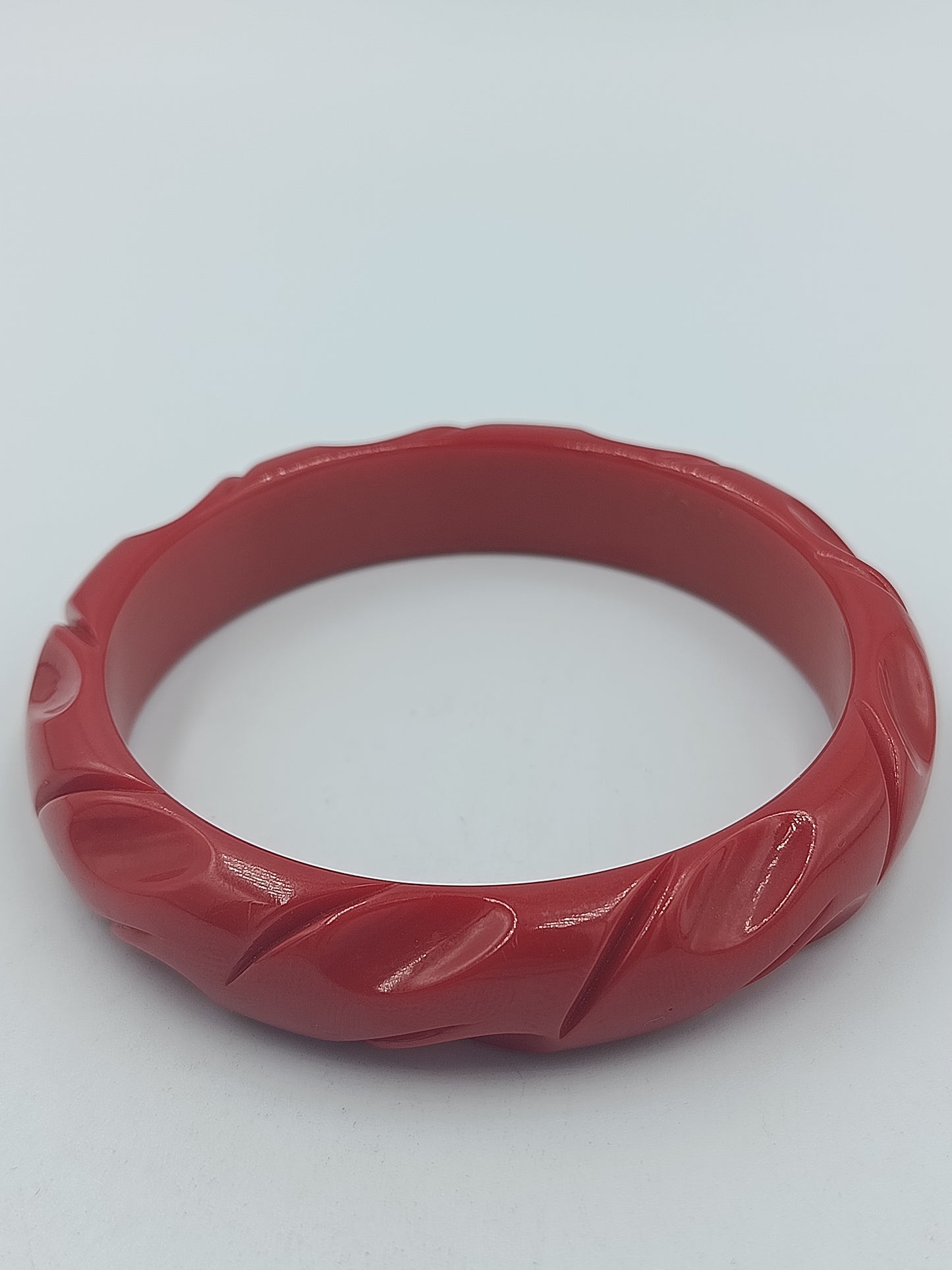 Vintage Armreif Rot – Kunststoff Bangle mit geschnitztem Muster