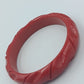 Vintage Armreif Rot – Kunststoff Bangle mit geschnitztem Muster
