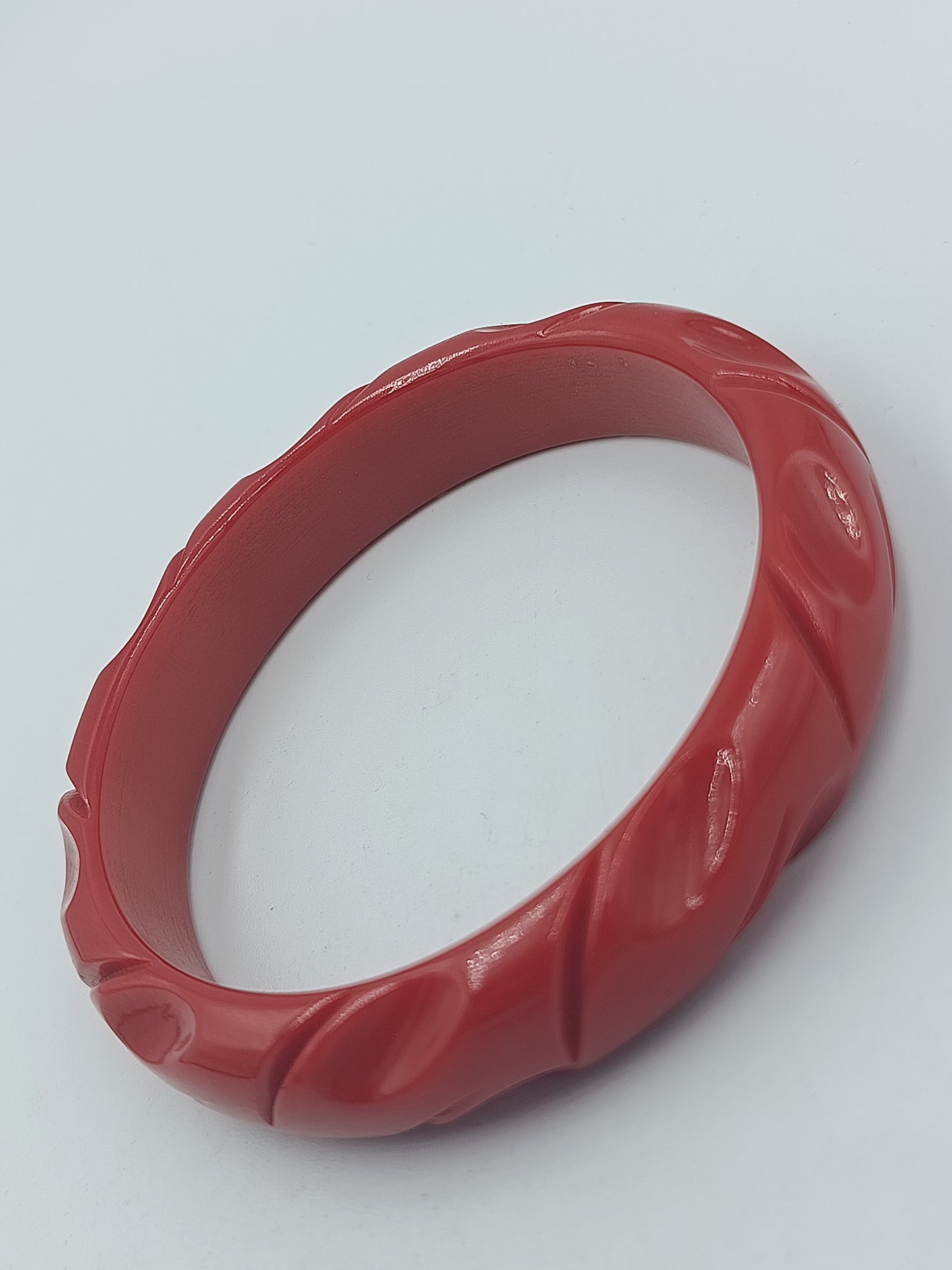 Vintage Armreif Rot – Kunststoff Bangle mit geschnitztem Muster