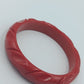 Vintage Armreif Rot – Kunststoff Bangle mit geschnitztem Muster