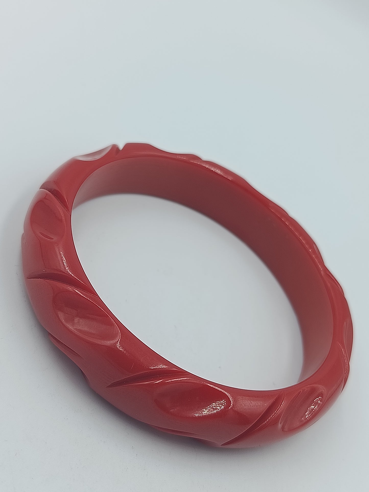 Vintage Armreif Rot – Kunststoff Bangle mit geschnitztem Muster