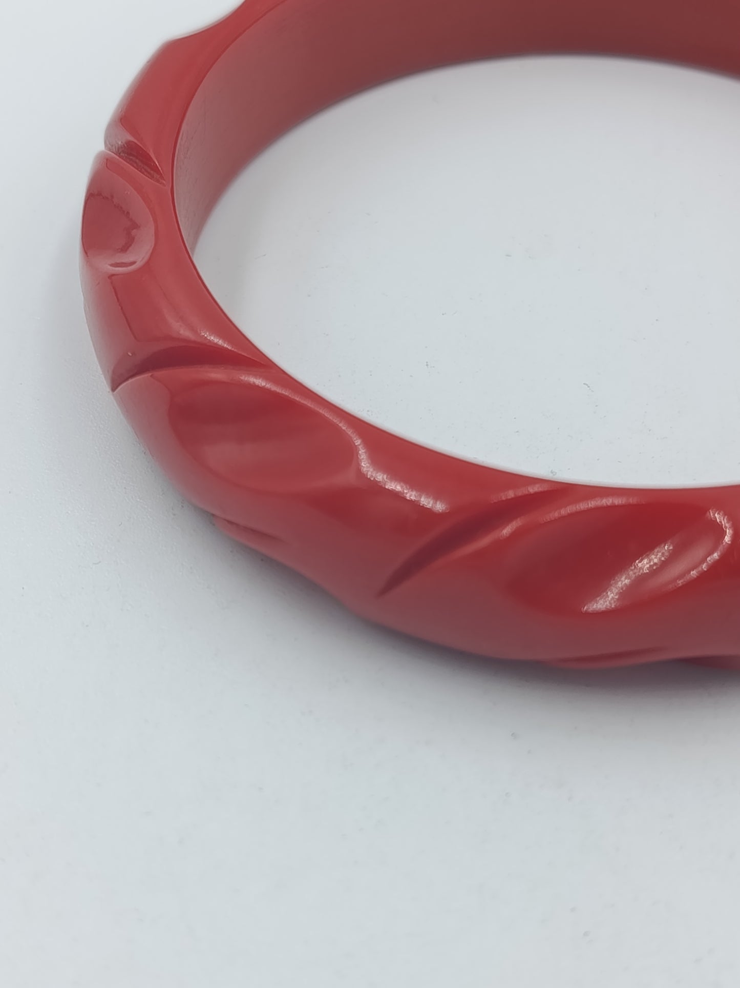 Vintage Armreif Rot – Kunststoff Bangle mit geschnitztem Muster