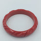 Vintage Armreif Rot – Kunststoff Bangle mit geschnitztem Muster
