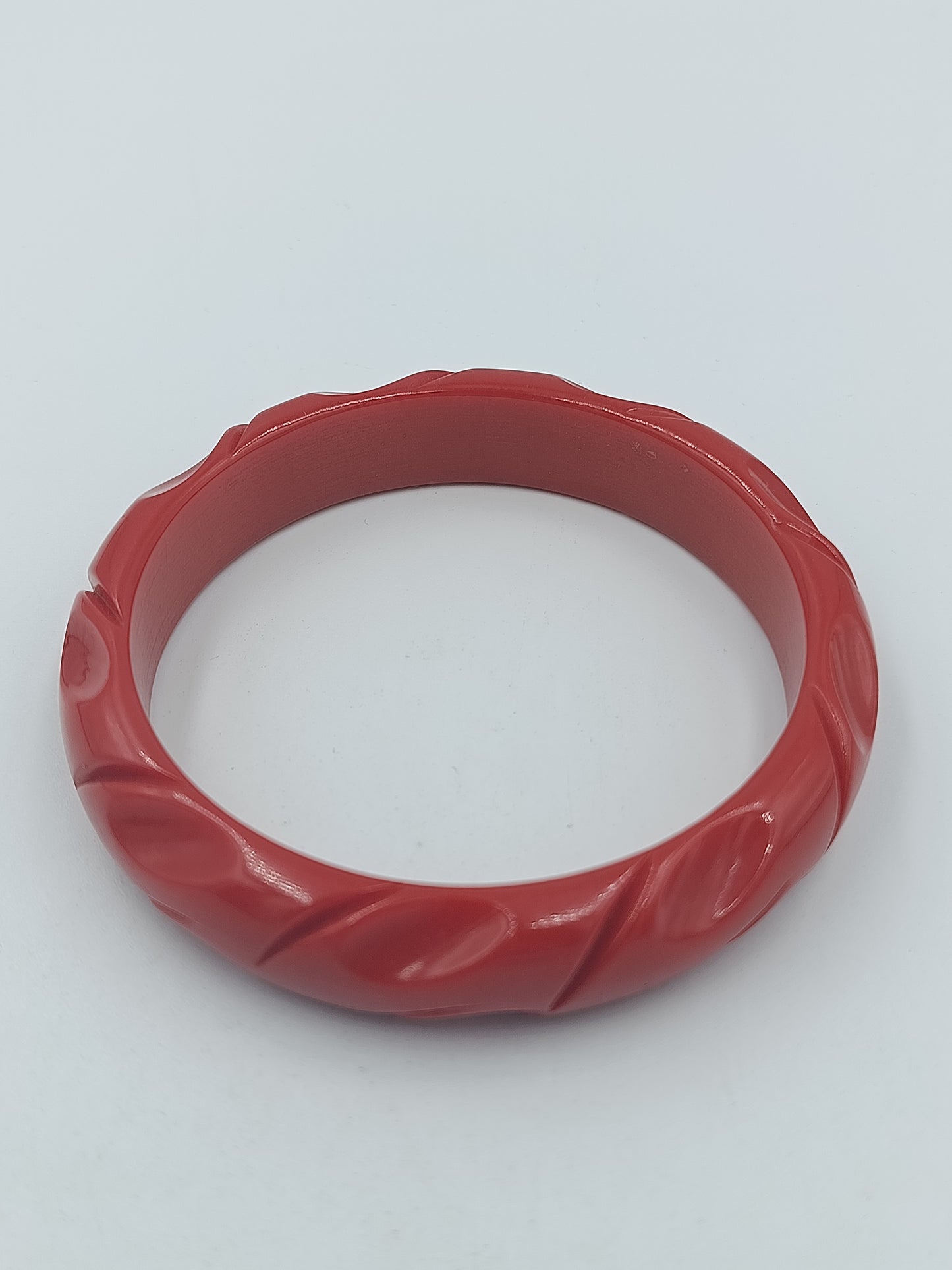 Vintage Armreif Rot – Kunststoff Bangle mit geschnitztem Muster