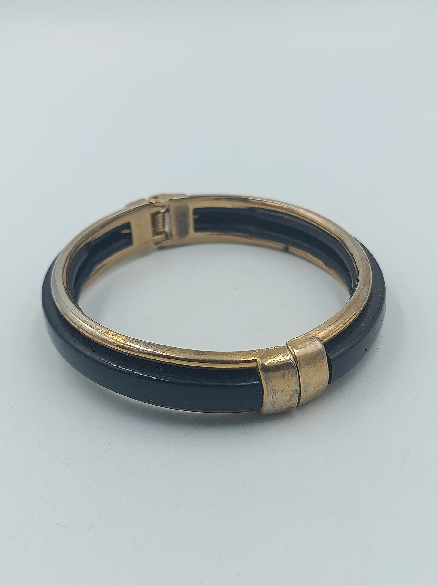 Schlichtes Vintage Armreif Schwarz Gold  Klappverschluss Bangle 7 cm