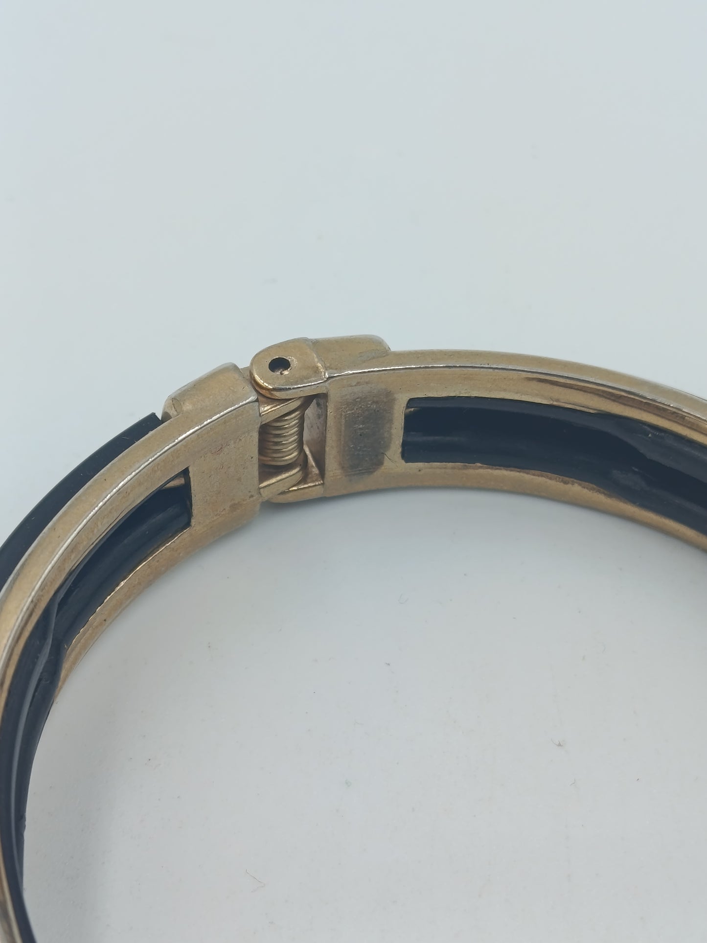 Schlichtes Vintage Armreif Schwarz Gold  Klappverschluss Bangle 7 cm