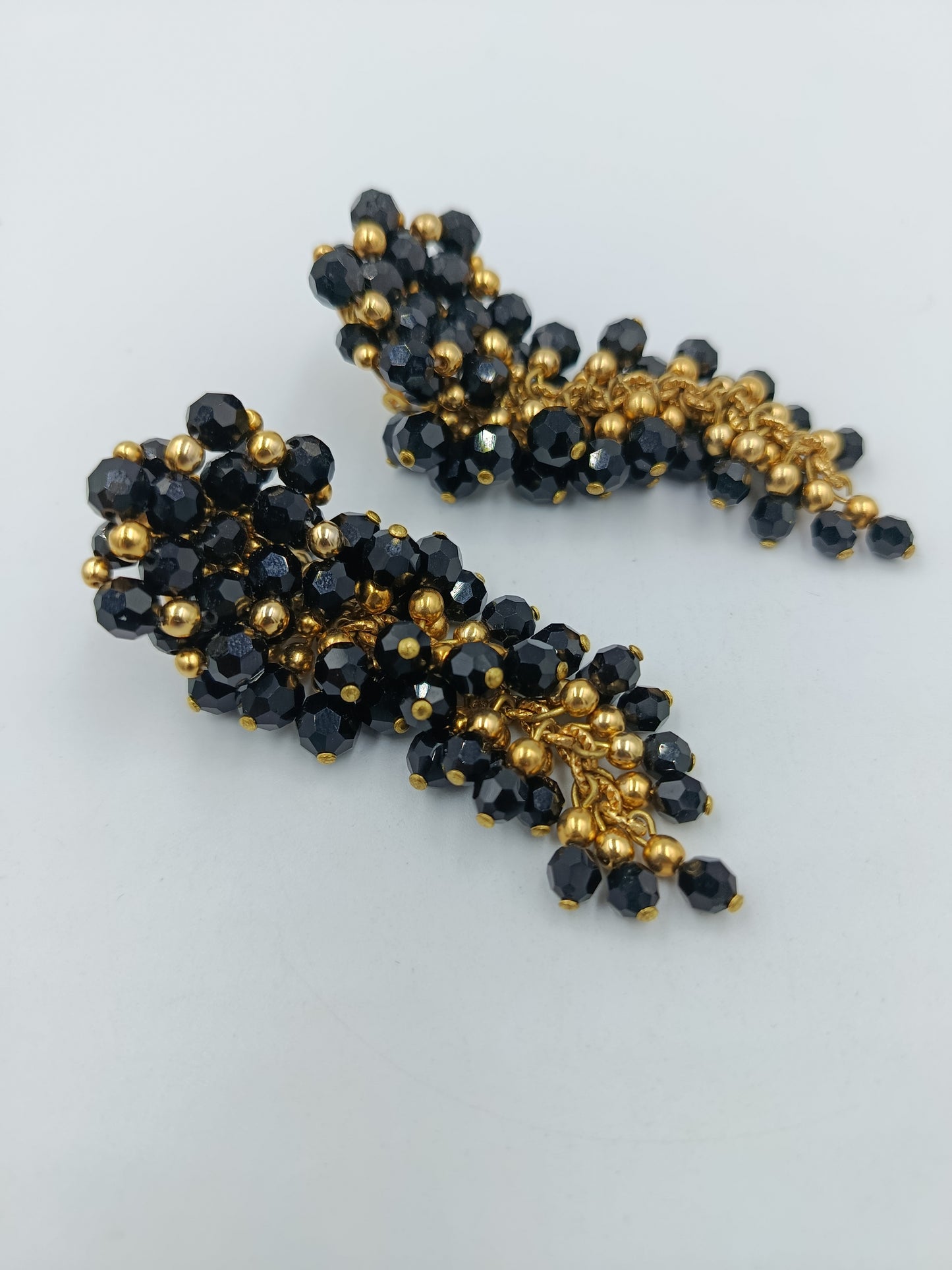 Vintage Statement Ohrclips Schwarz Gold – Facettierte Glasperlen