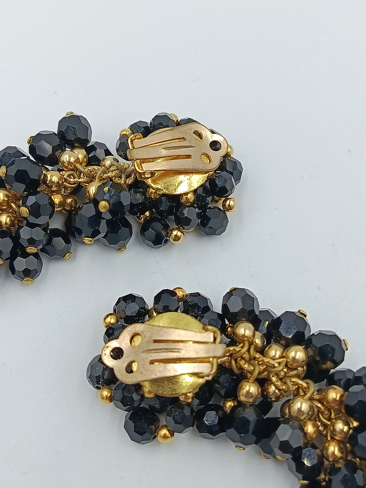 Vintage Statement Ohrclips Schwarz Gold – Facettierte Glasperlen