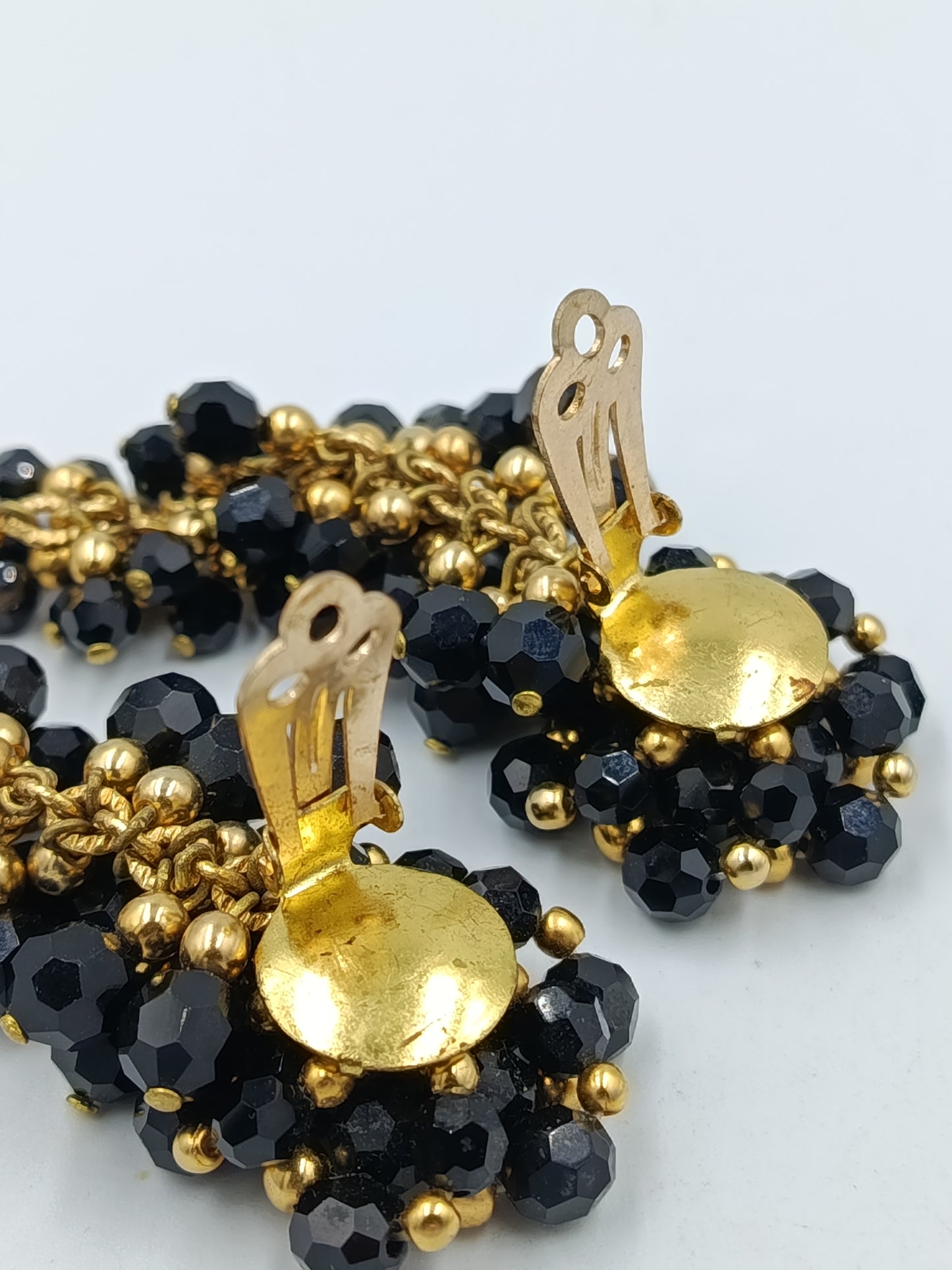 Vintage Statement Ohrclips Schwarz Gold – Facettierte Glasperlen