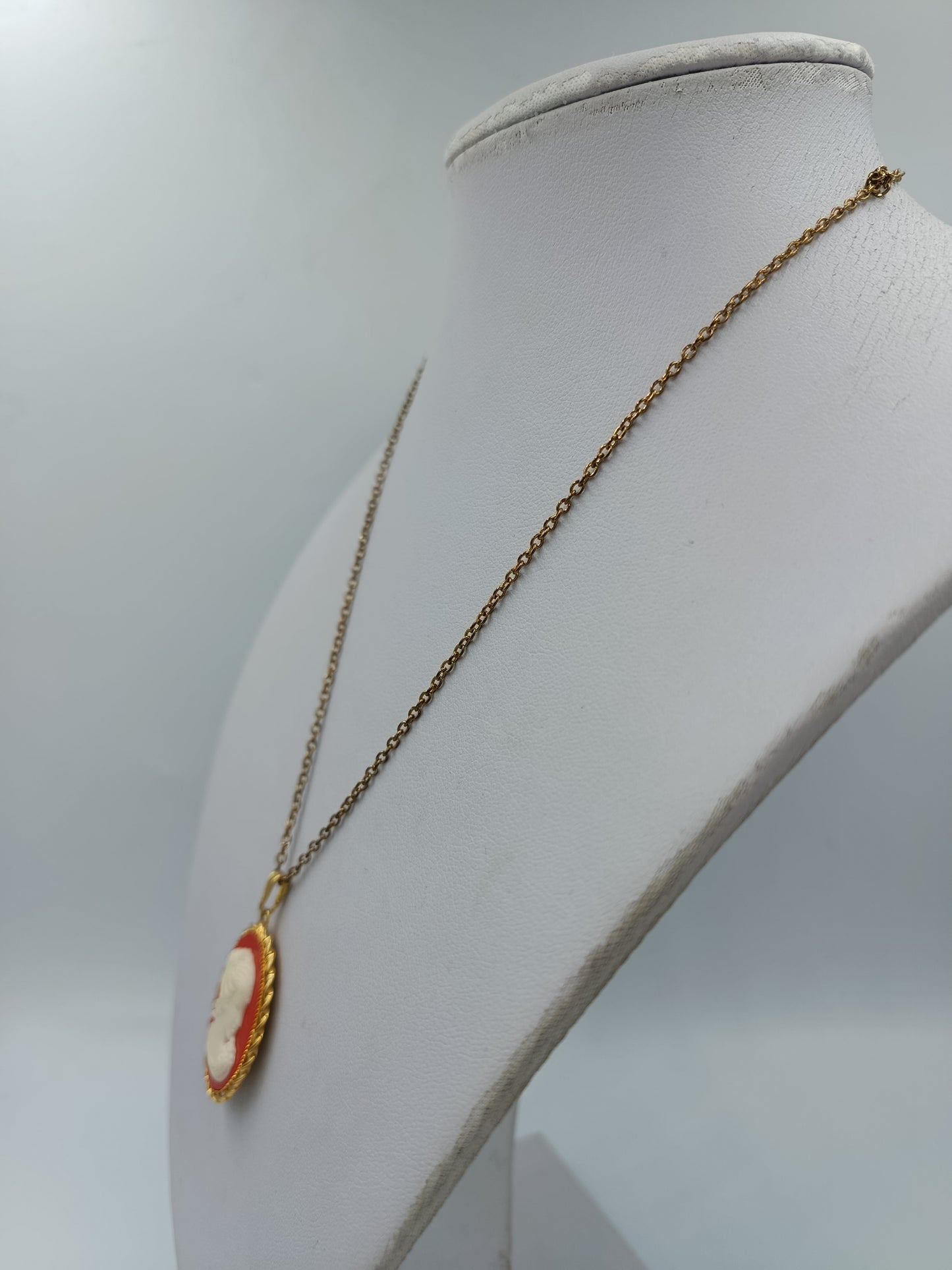 Vintage Cameo Kette Rot  Gold  Klassischer Damenanhänger im Antikstil