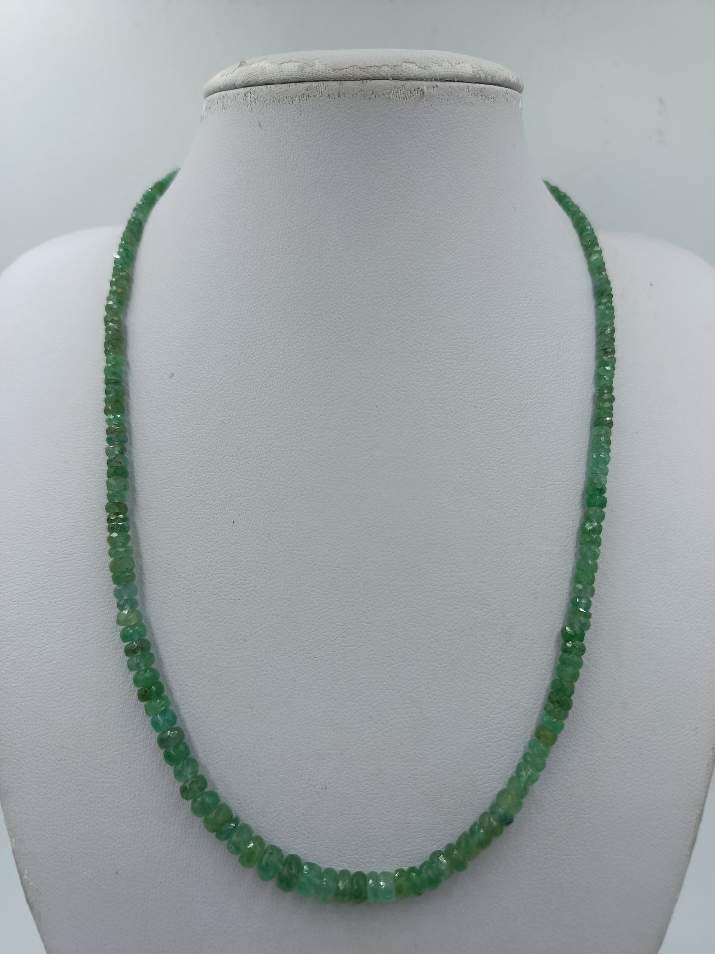 Grüne Edelstein Kette mit 925 Silber vergoldetem Verschluss  facettierte Perlen