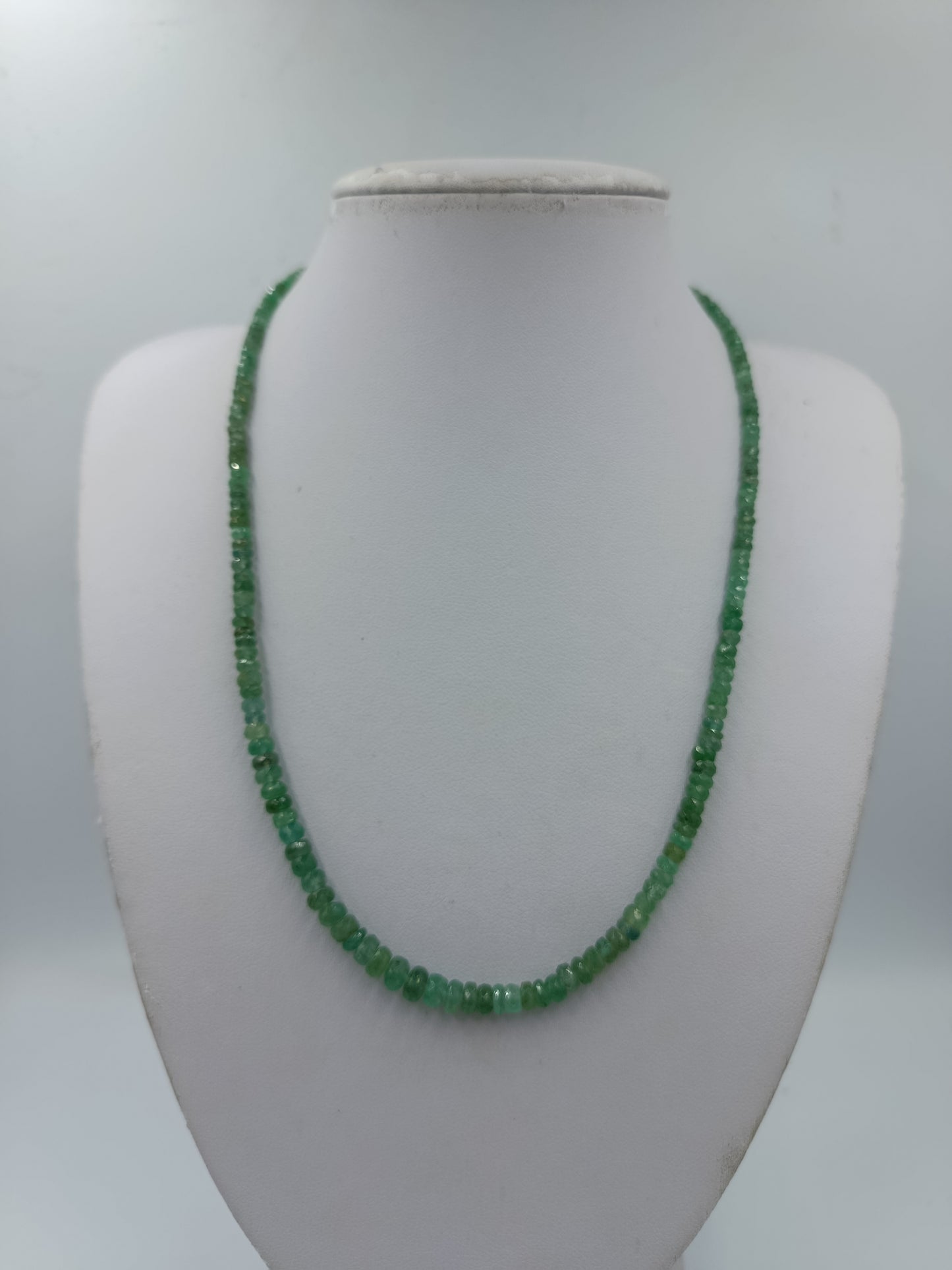 Grüne Edelstein Kette mit 925 Silber vergoldetem Verschluss  facettierte Perlen