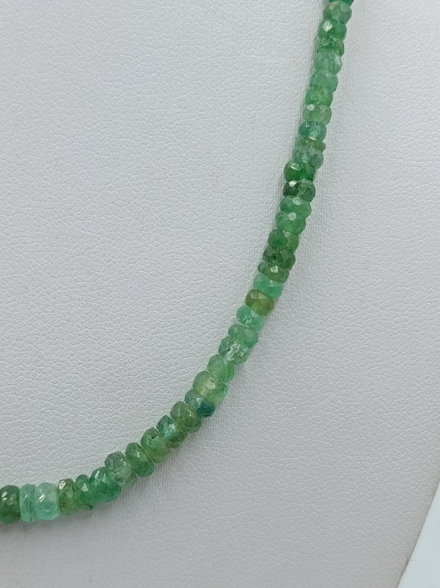 Grüne Edelstein Kette mit 925 Silber vergoldetem Verschluss  facettierte Perlen