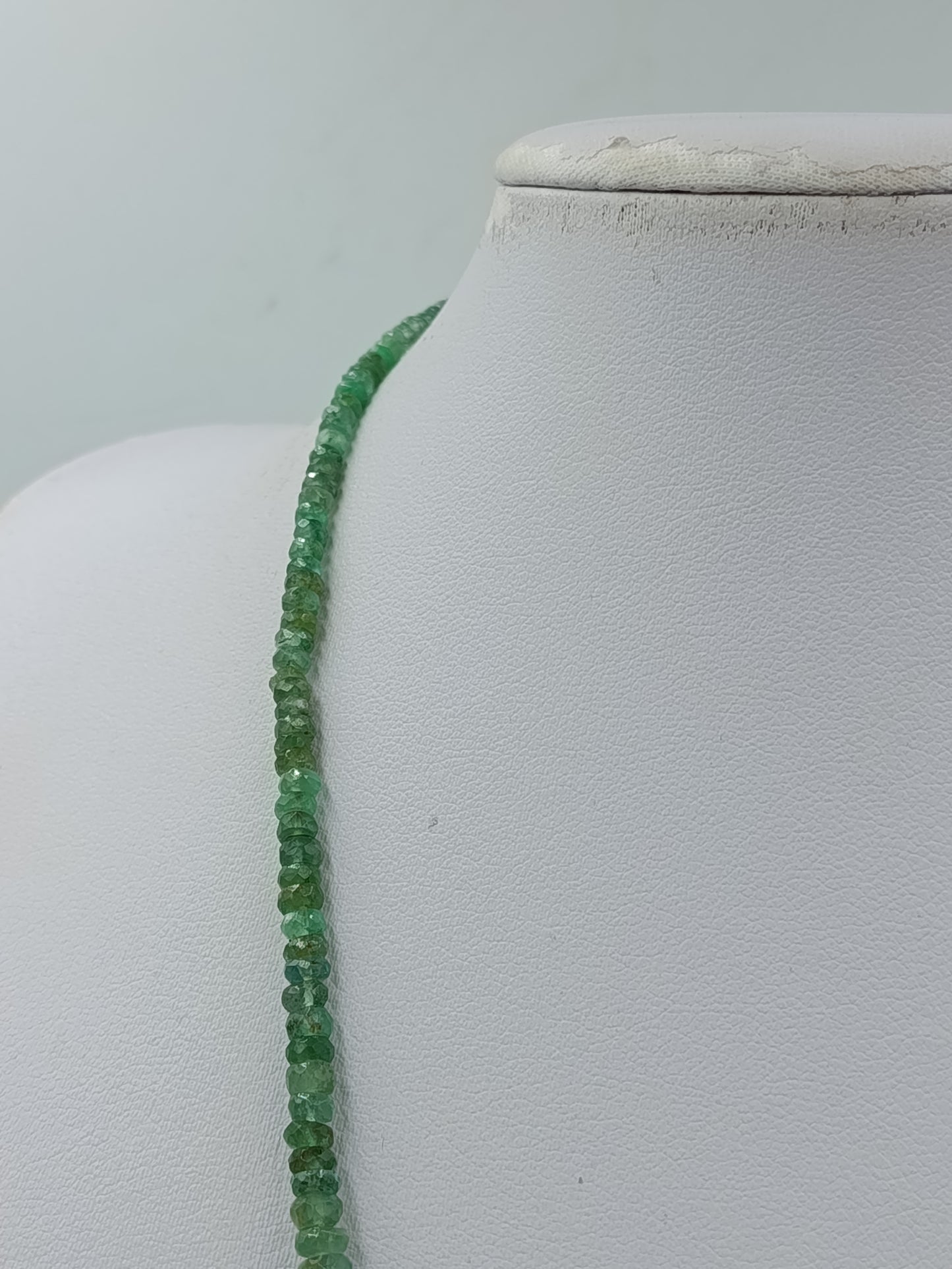 Grüne Edelstein Kette mit 925 Silber vergoldetem Verschluss  facettierte Perlen
