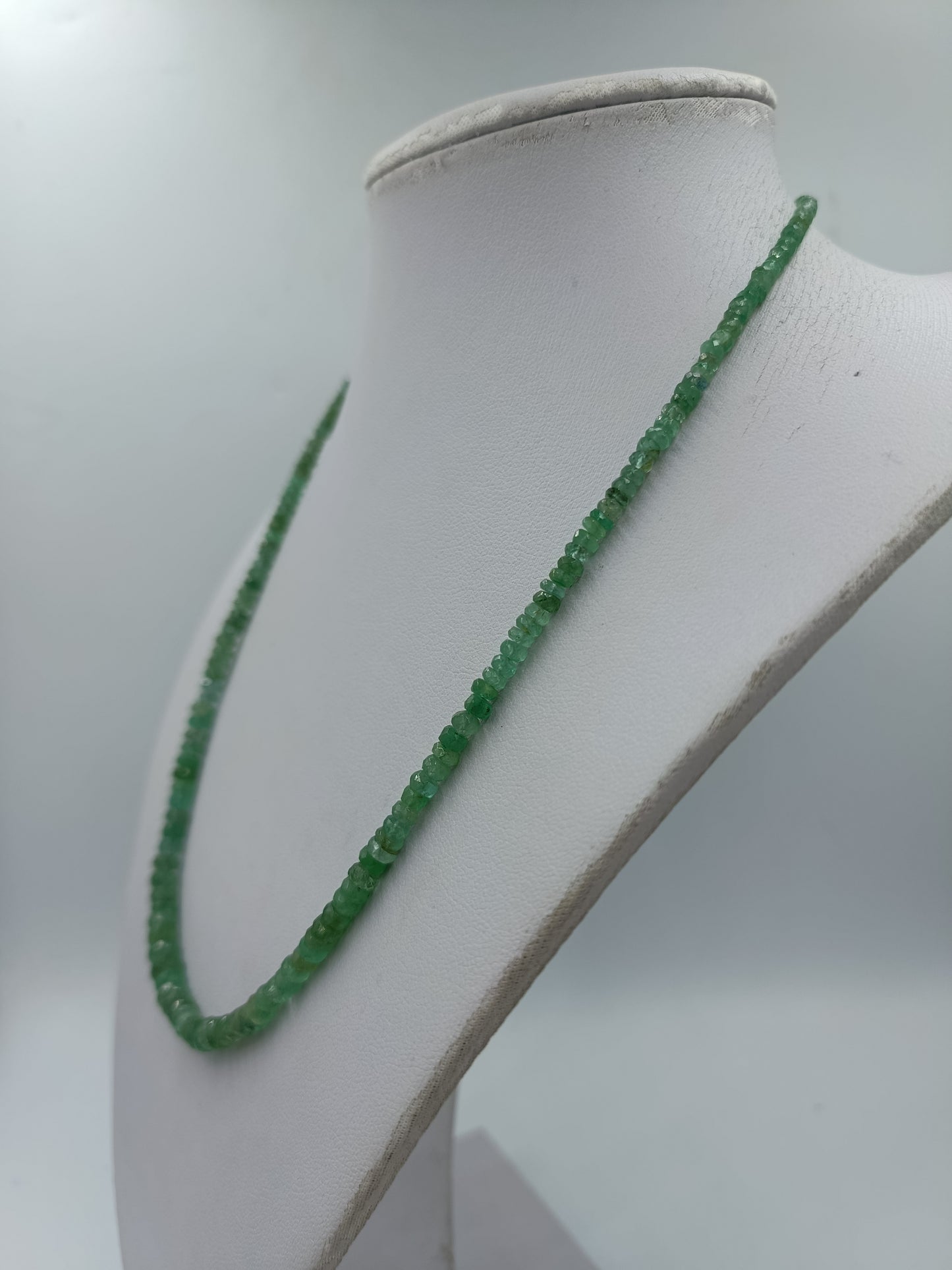 Grüne Edelstein Kette mit 925 Silber vergoldetem Verschluss  facettierte Perlen
