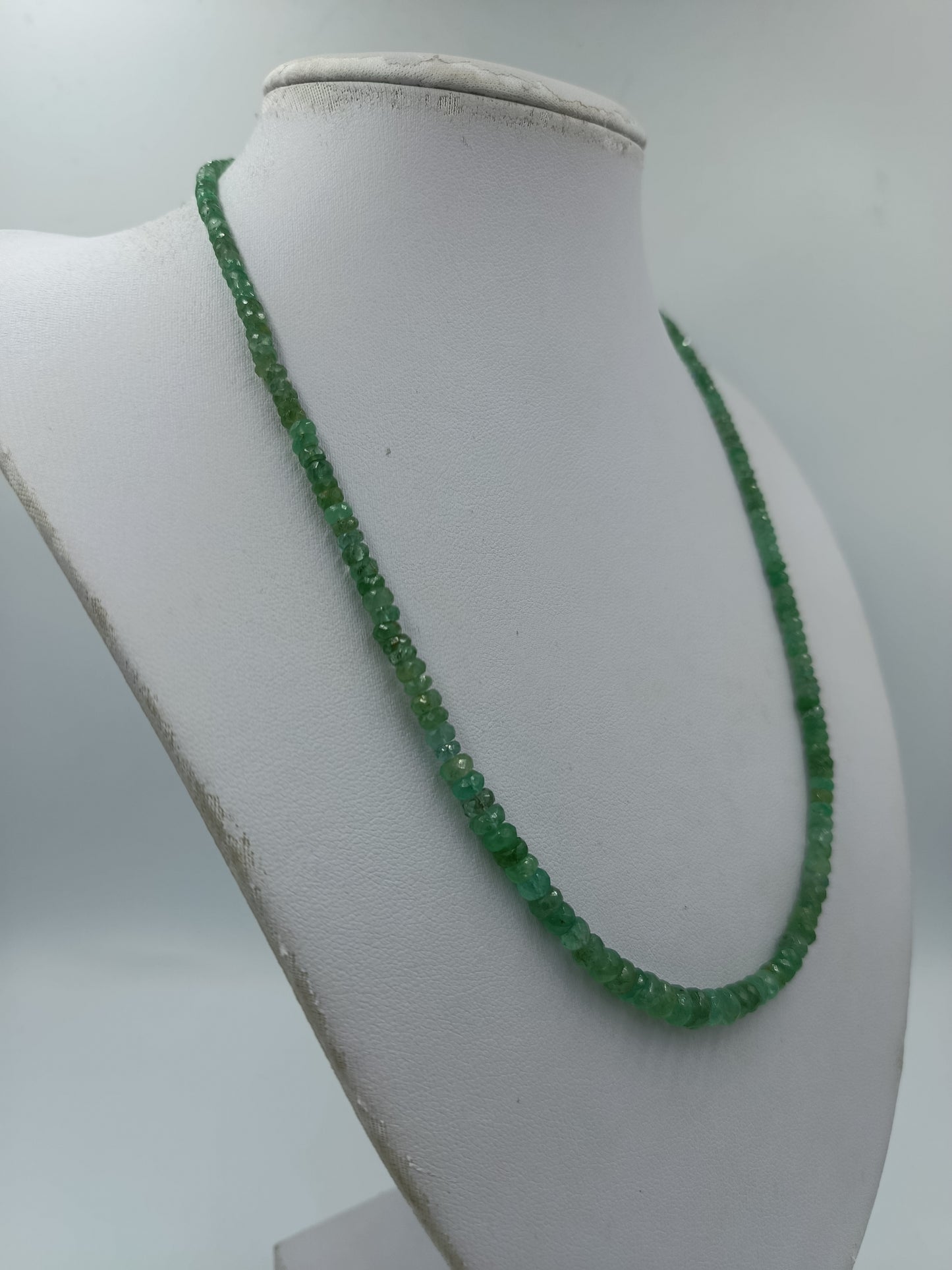 Grüne Edelstein Kette mit 925 Silber vergoldetem Verschluss  facettierte Perlen