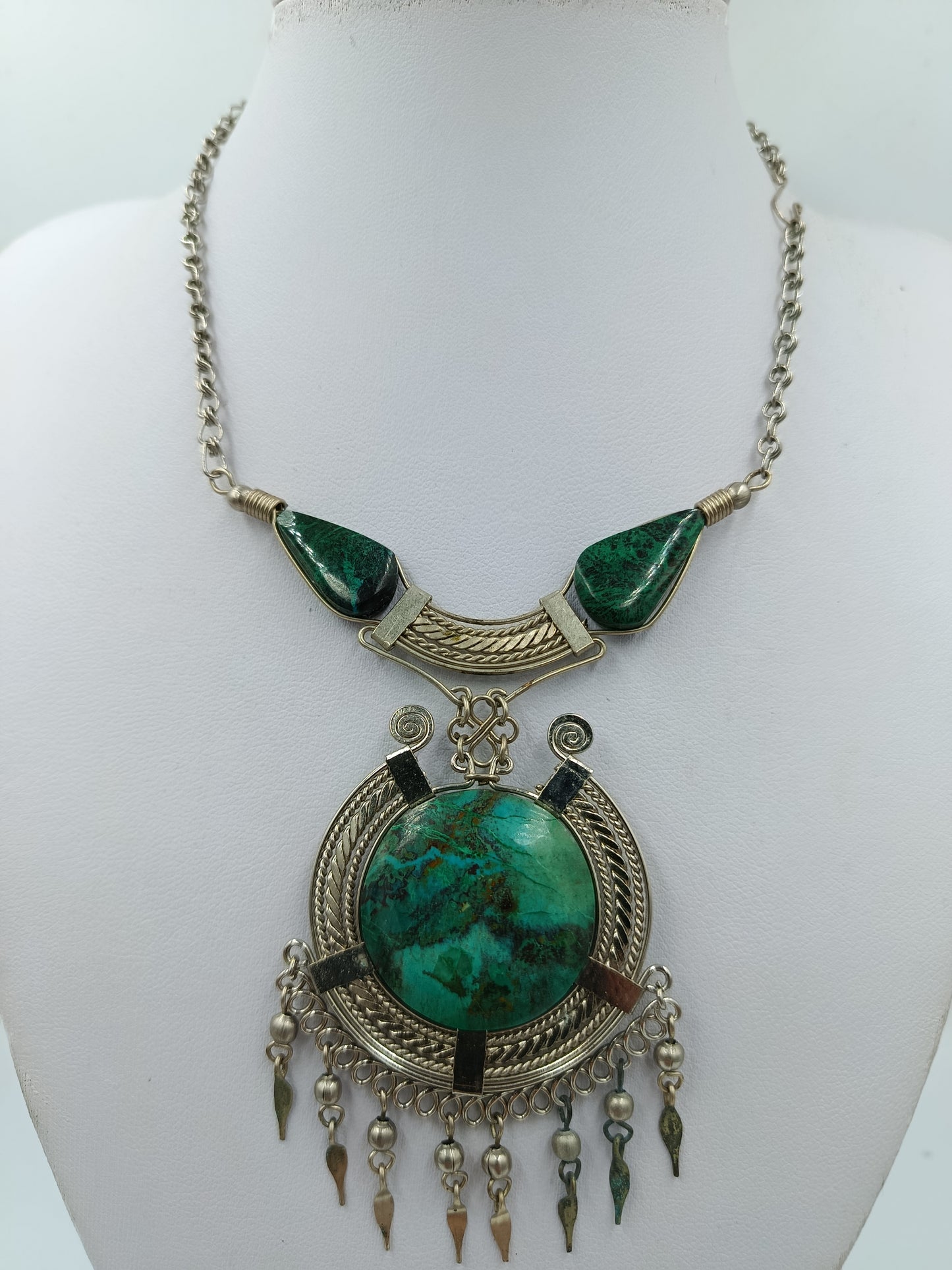 Vintage Statement Kette mit großem grünen Stein  Ethno Anhänger