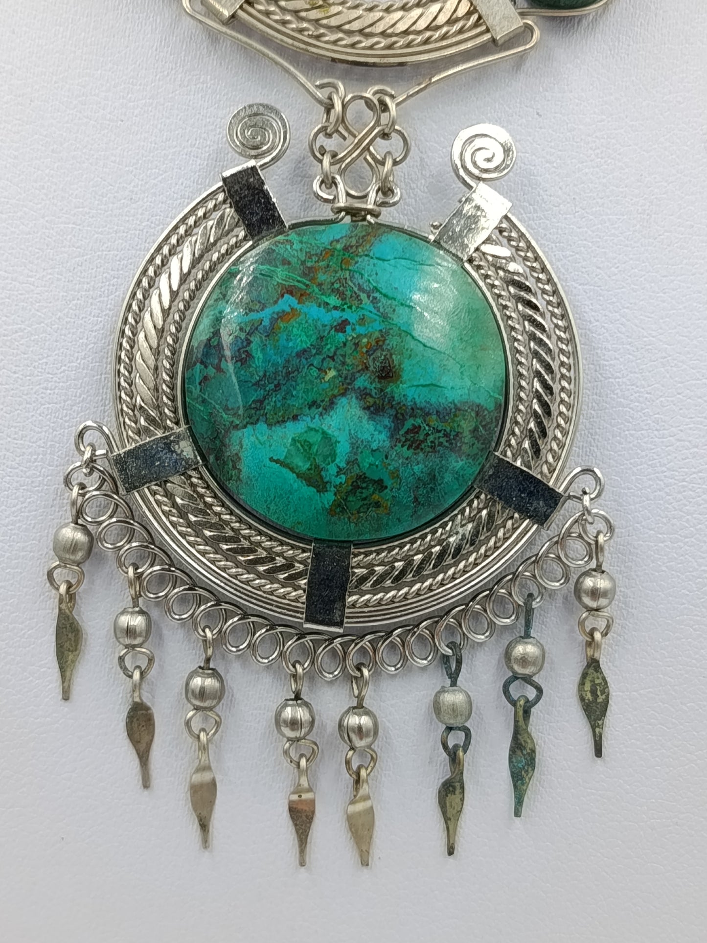 Vintage Statement Kette mit großem grünen Stein  Ethno Anhänger