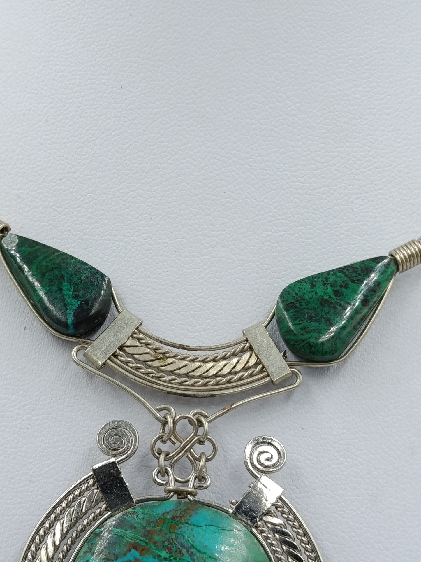 Vintage Statement Kette mit großem grünen Stein  Ethno Anhänger