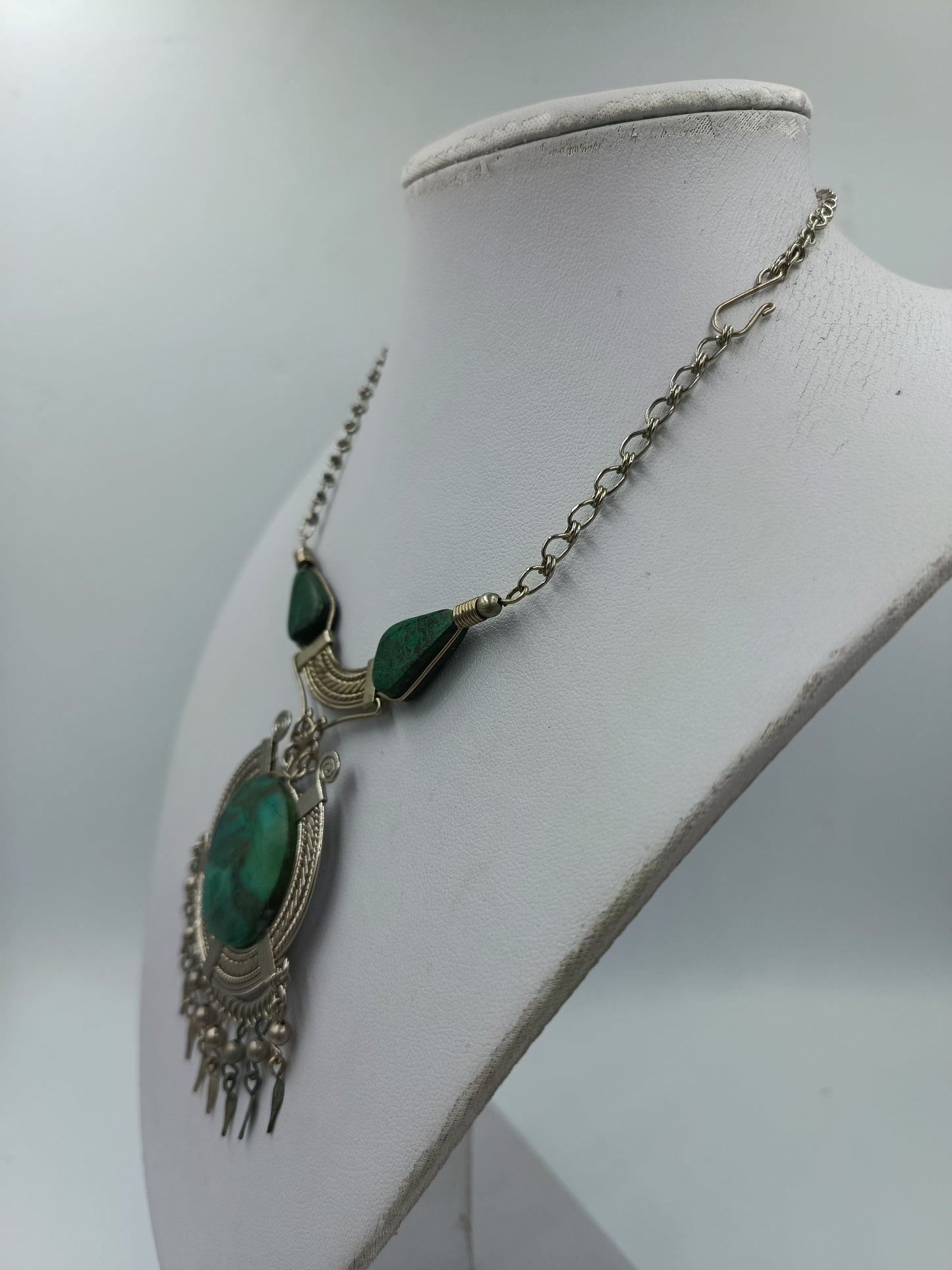 Vintage Statement Kette mit großem grünen Stein  Ethno Anhänger