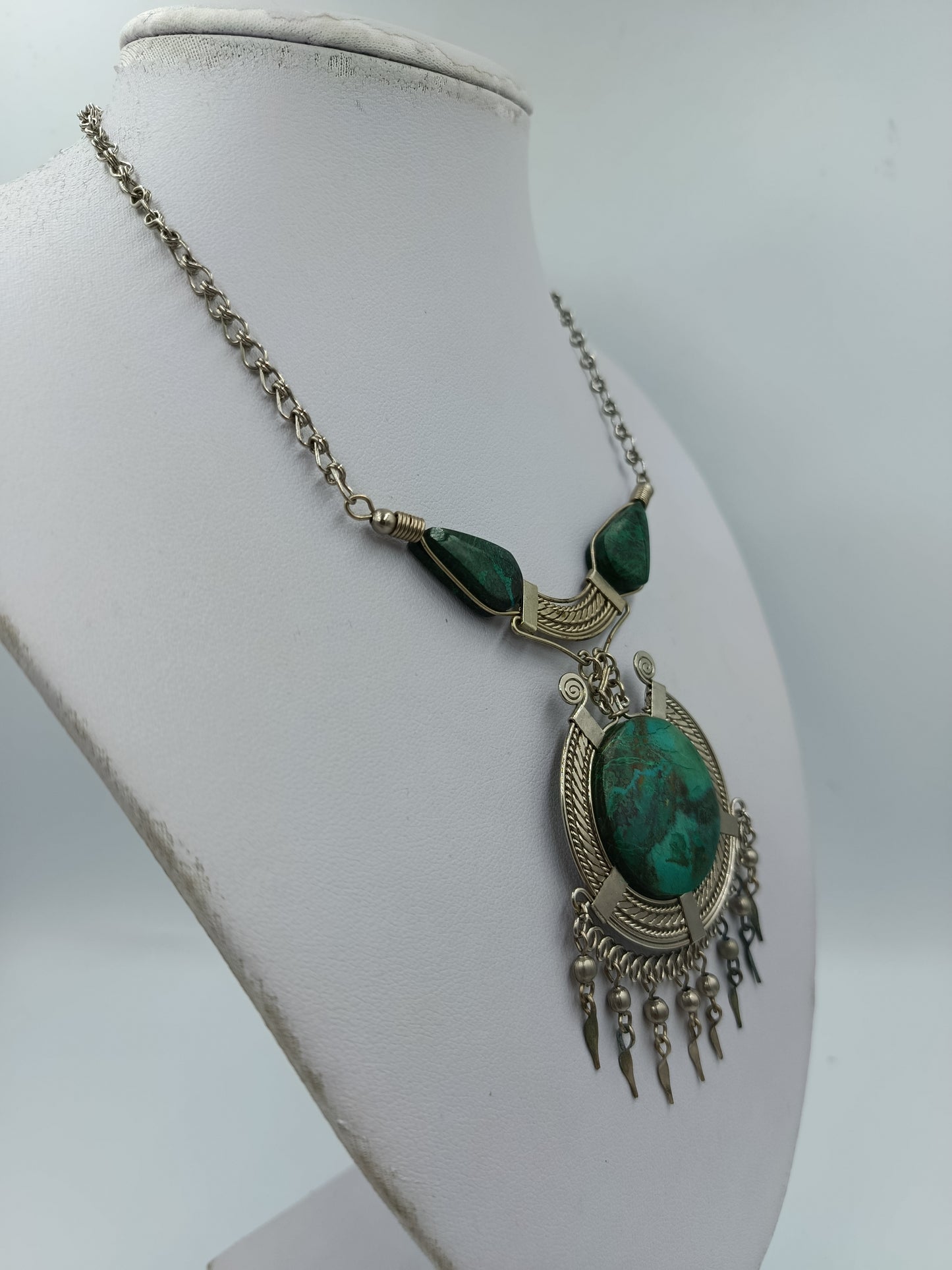 Vintage Statement Kette mit großem grünen Stein  Ethno Anhänger