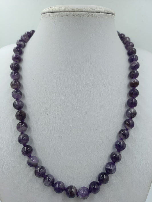 Elegante Vintage-Halskette aus violetten Kugelperlen in klassischem Design