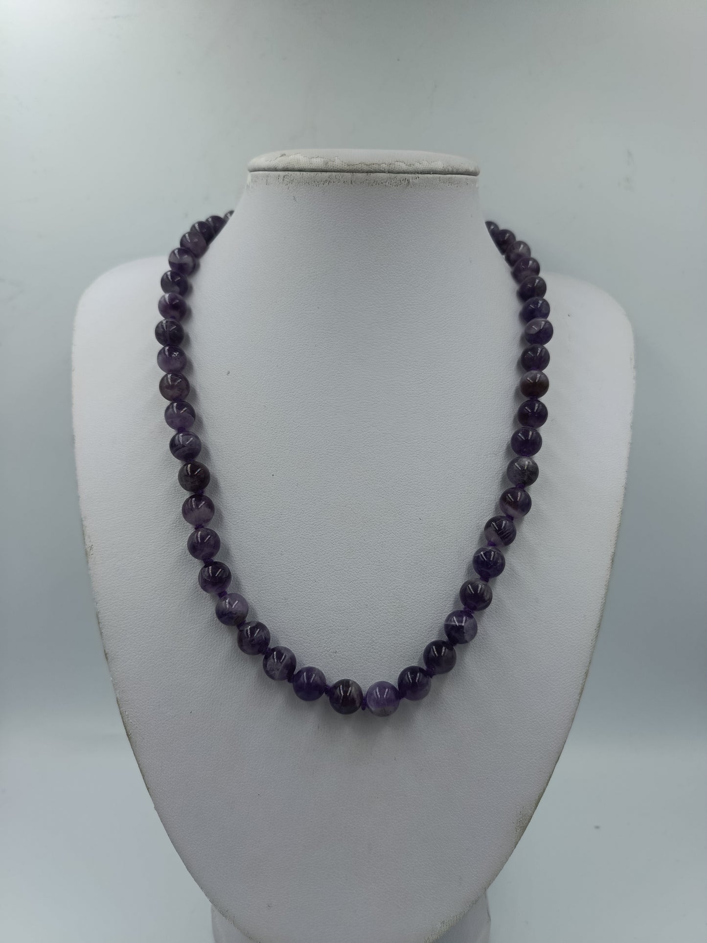 Elegante Vintage-Halskette aus violetten Kugelperlen in klassischem Design
