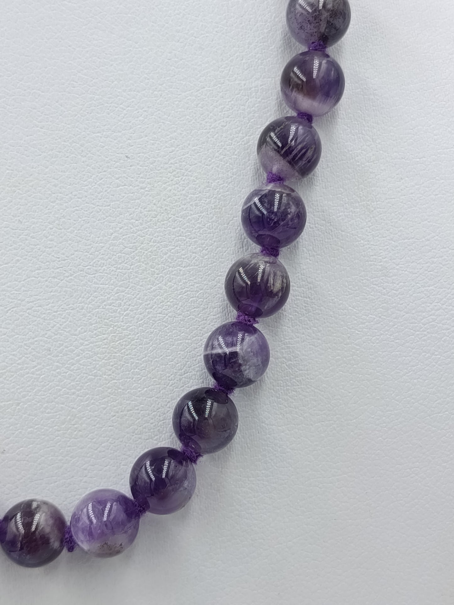 Elegante Vintage-Halskette aus violetten Kugelperlen in klassischem Design