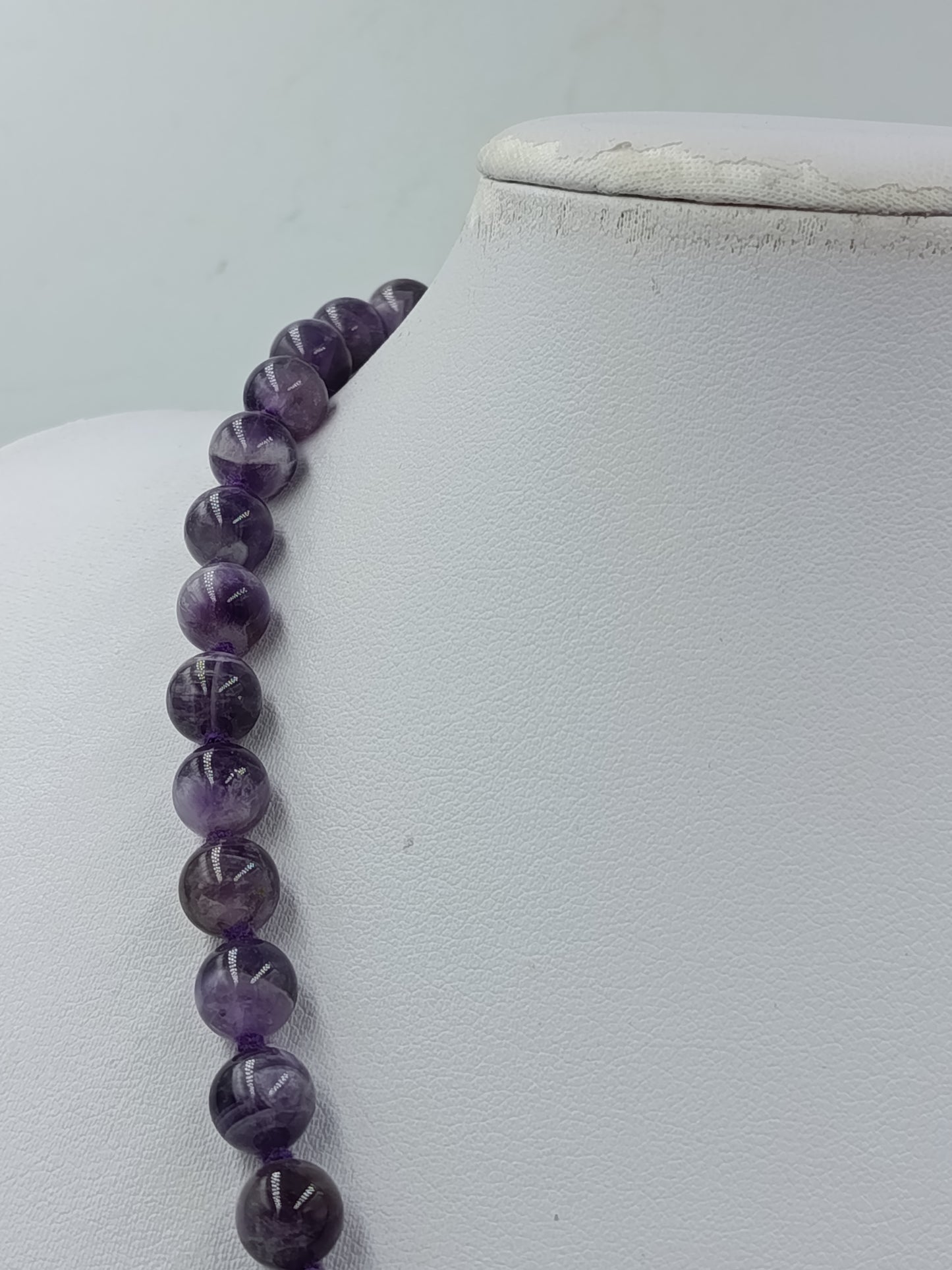 Elegante Vintage-Halskette aus violetten Kugelperlen in klassischem Design