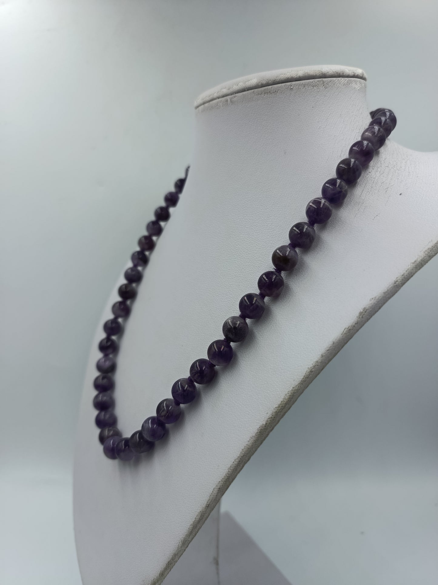 Elegante Vintage-Halskette aus violetten Kugelperlen in klassischem Design