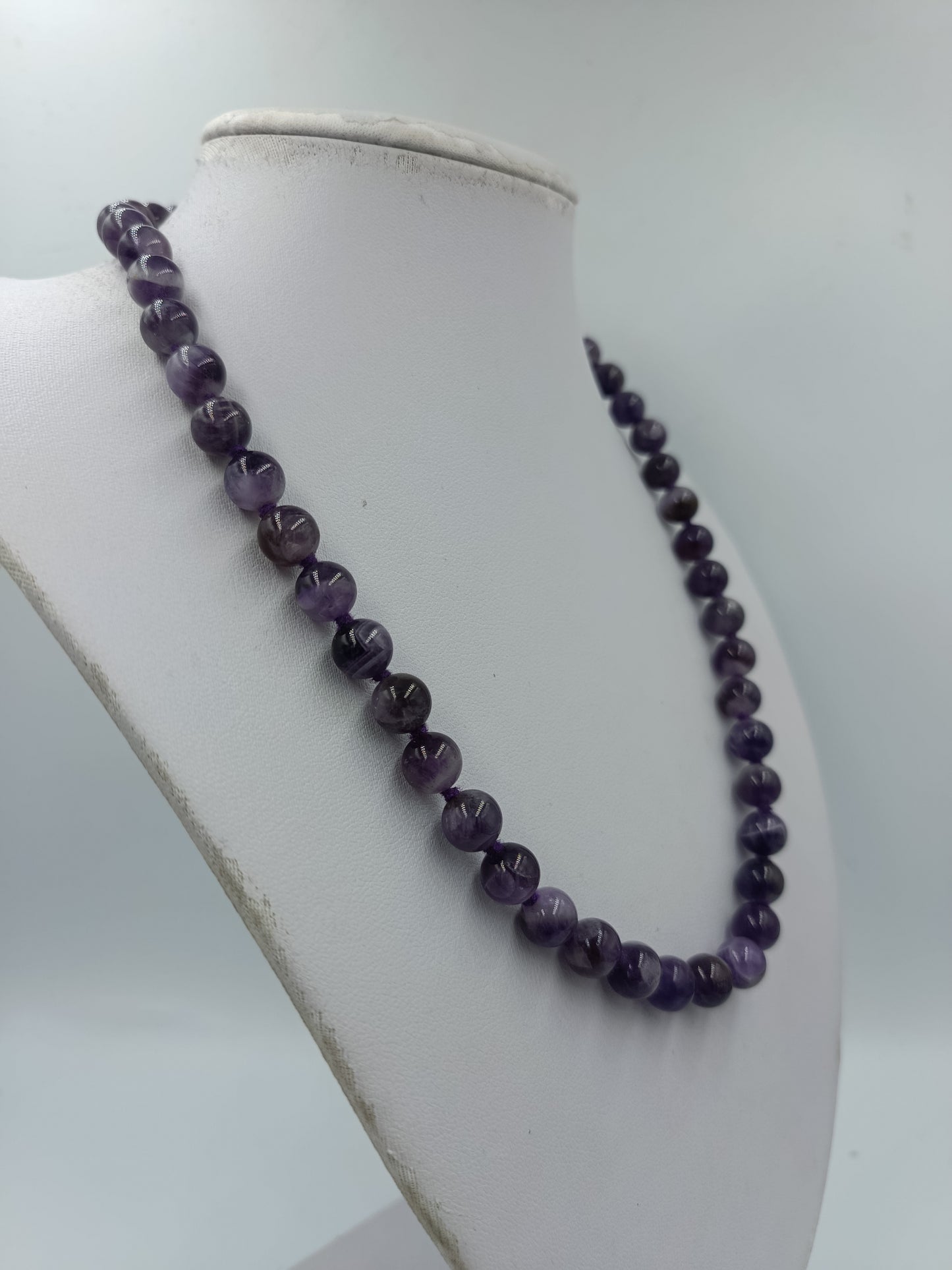 Elegante Vintage-Halskette aus violetten Kugelperlen in klassischem Design