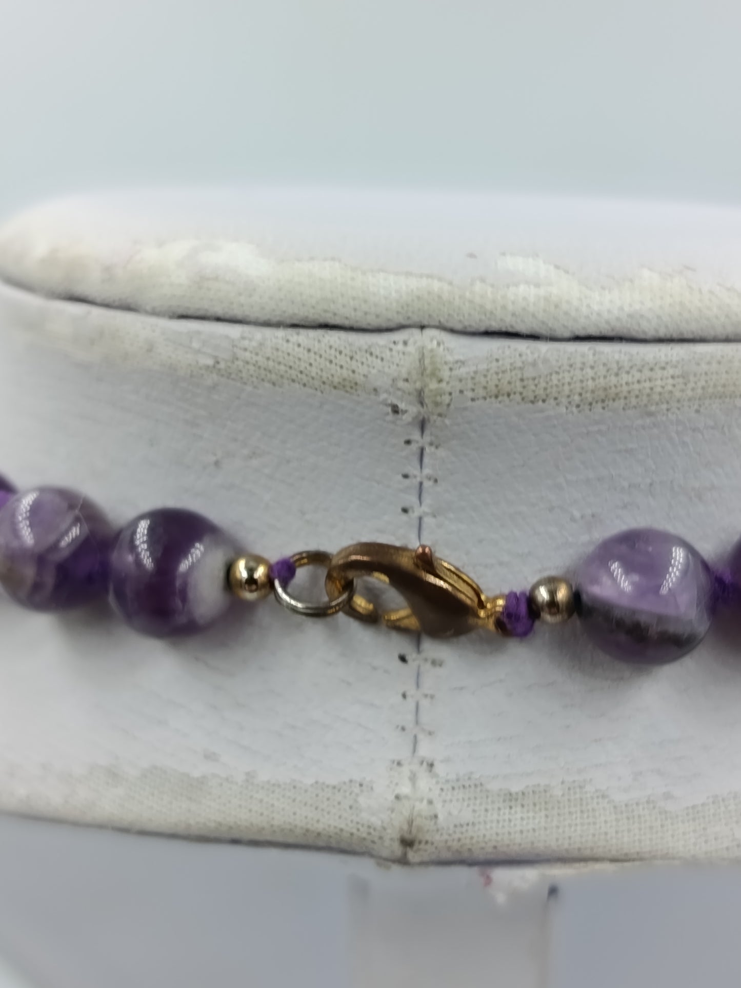 Elegante Vintage-Halskette aus violetten Kugelperlen in klassischem Design