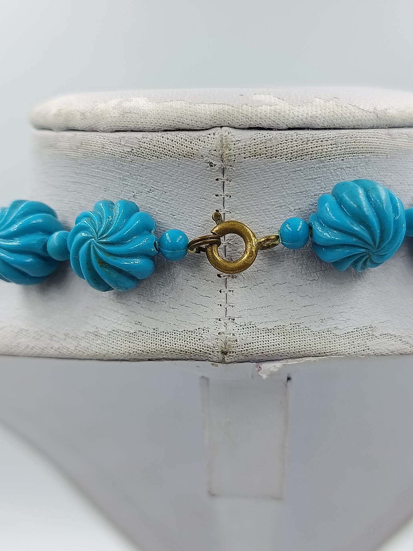 Auffällige Vintage Halskette in kräftigem Türkis mit dekorativ Spiralperlen