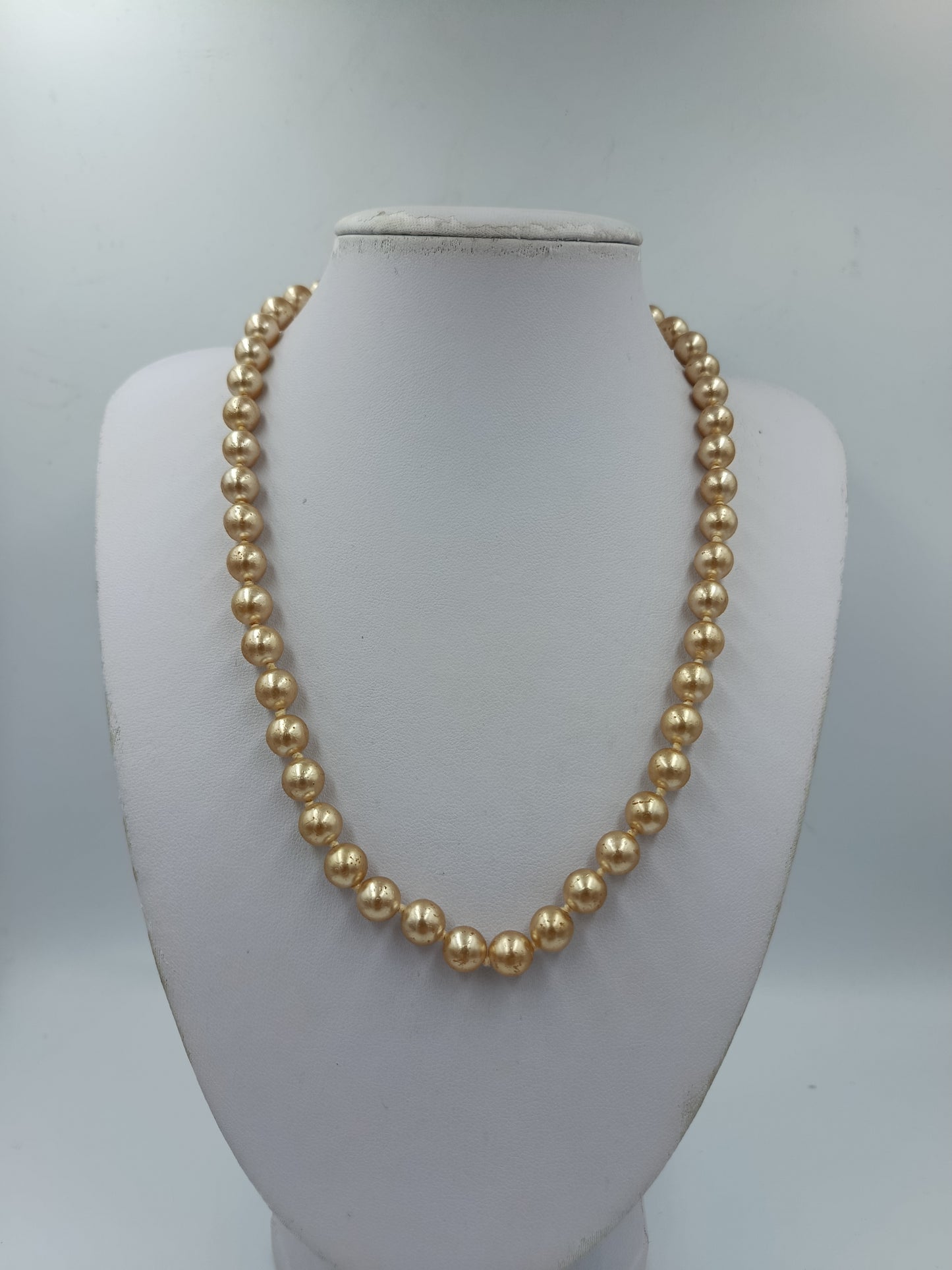 Vintage Perlenkette Goldfarben mit Strassverschluss mit klassischem Design