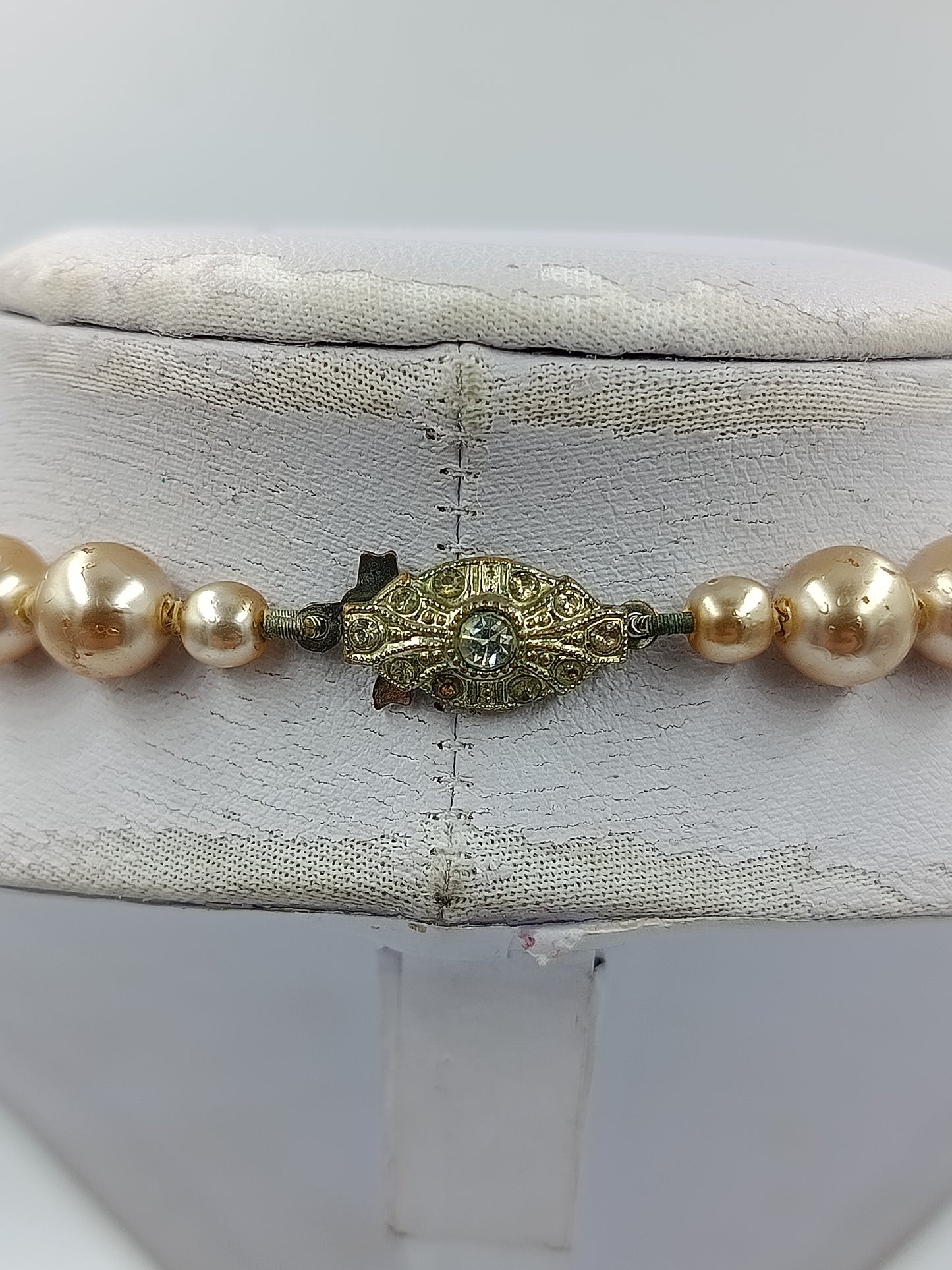 Vintage Perlenkette Goldfarben mit Strassverschluss mit klassischem Design