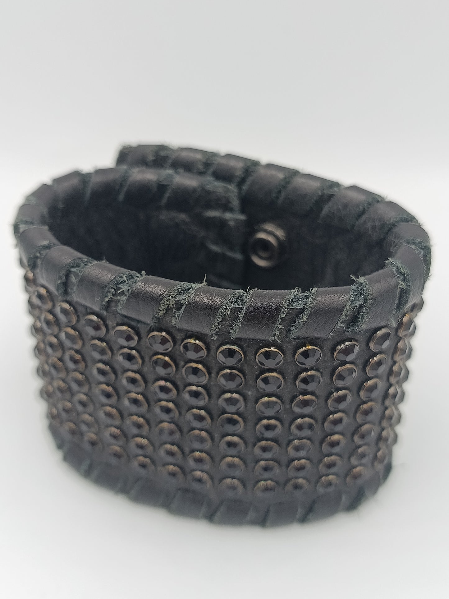 Breites Lederarmband mit schwarzen Strassnieten Rock Biker Style