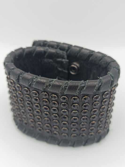 Breites Lederarmband mit schwarzen Strassnieten Rock Biker Style