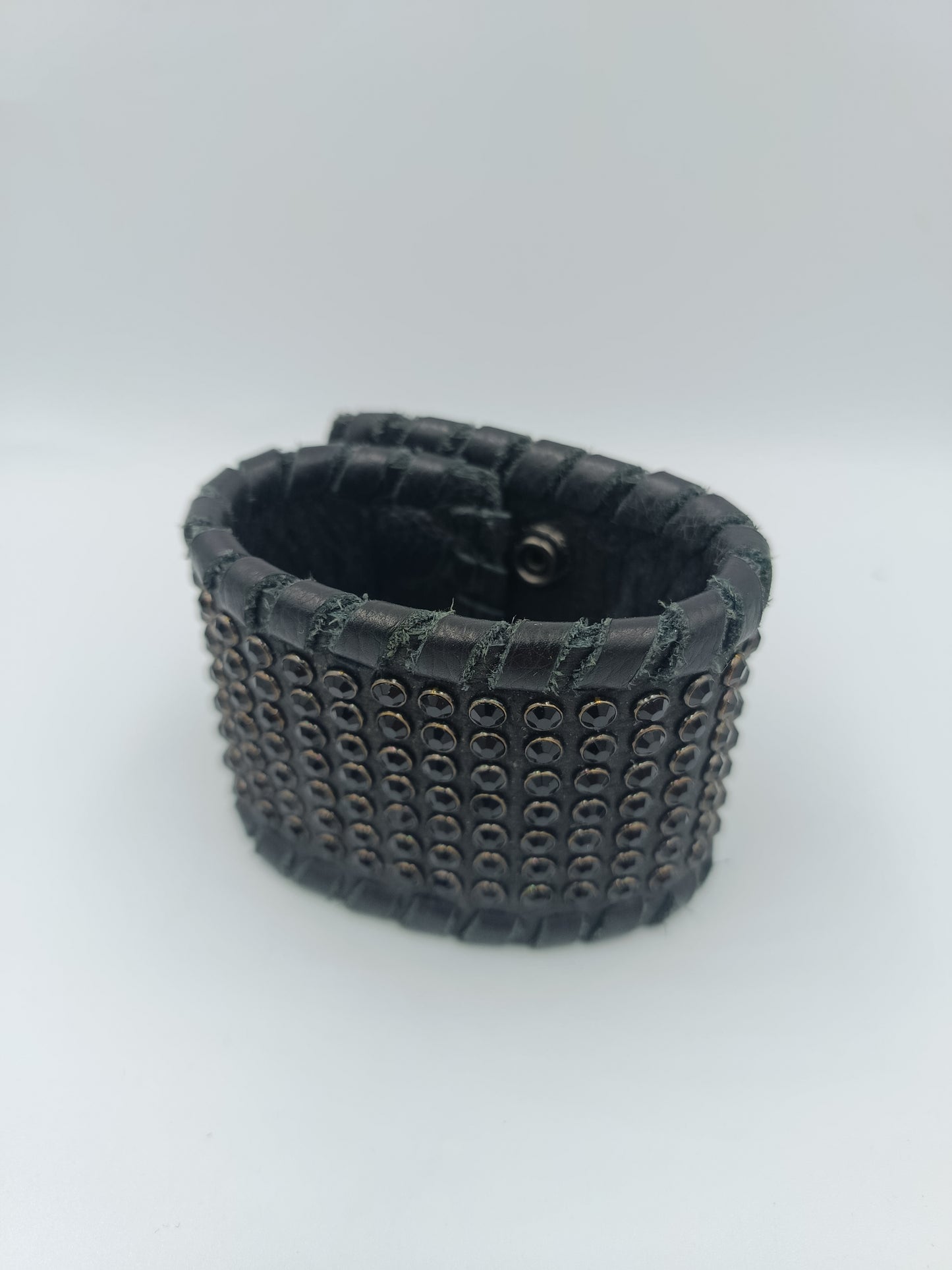 Breites Lederarmband mit schwarzen Strassnieten Rock Biker Style