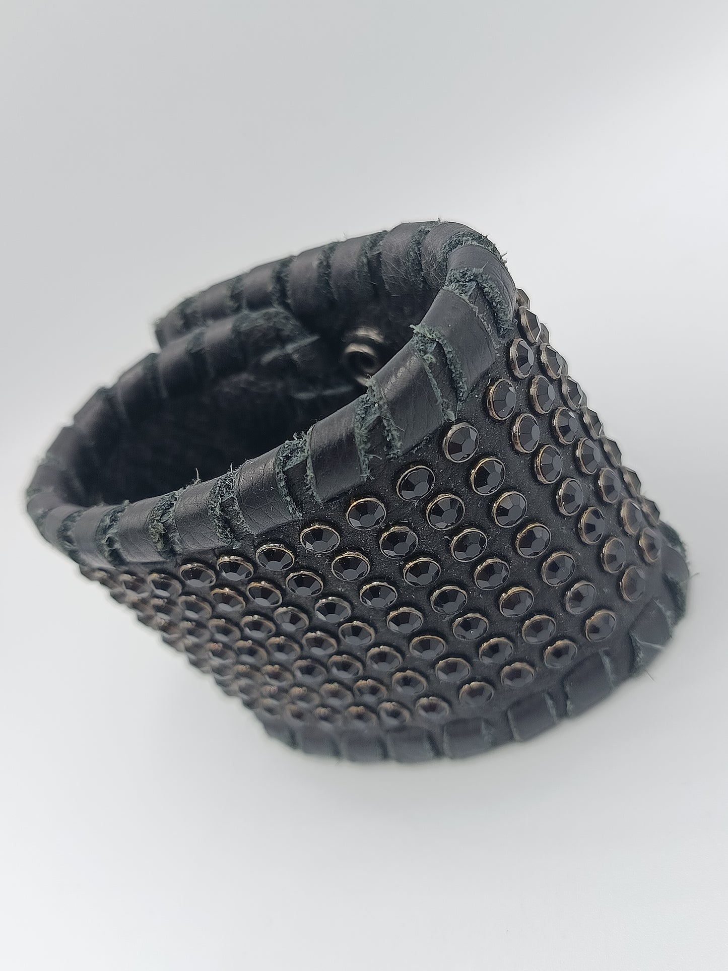Breites Lederarmband mit schwarzen Strassnieten Rock Biker Style