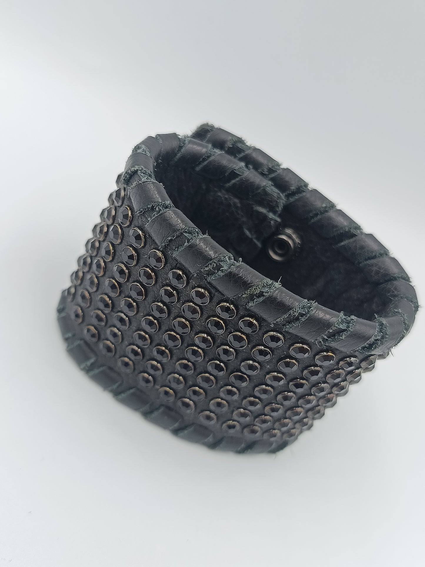 Breites Lederarmband mit schwarzen Strassnieten Rock Biker Style