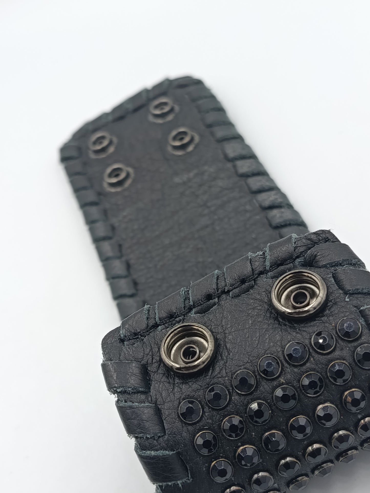 Breites Lederarmband mit schwarzen Strassnieten Rock Biker Style