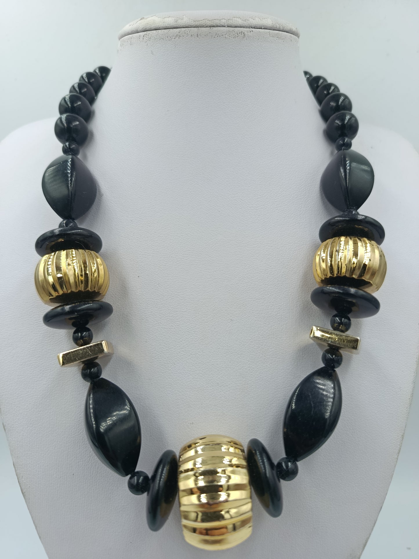 Statement Kette Schwarz Gold große Perlen  Design Elemente