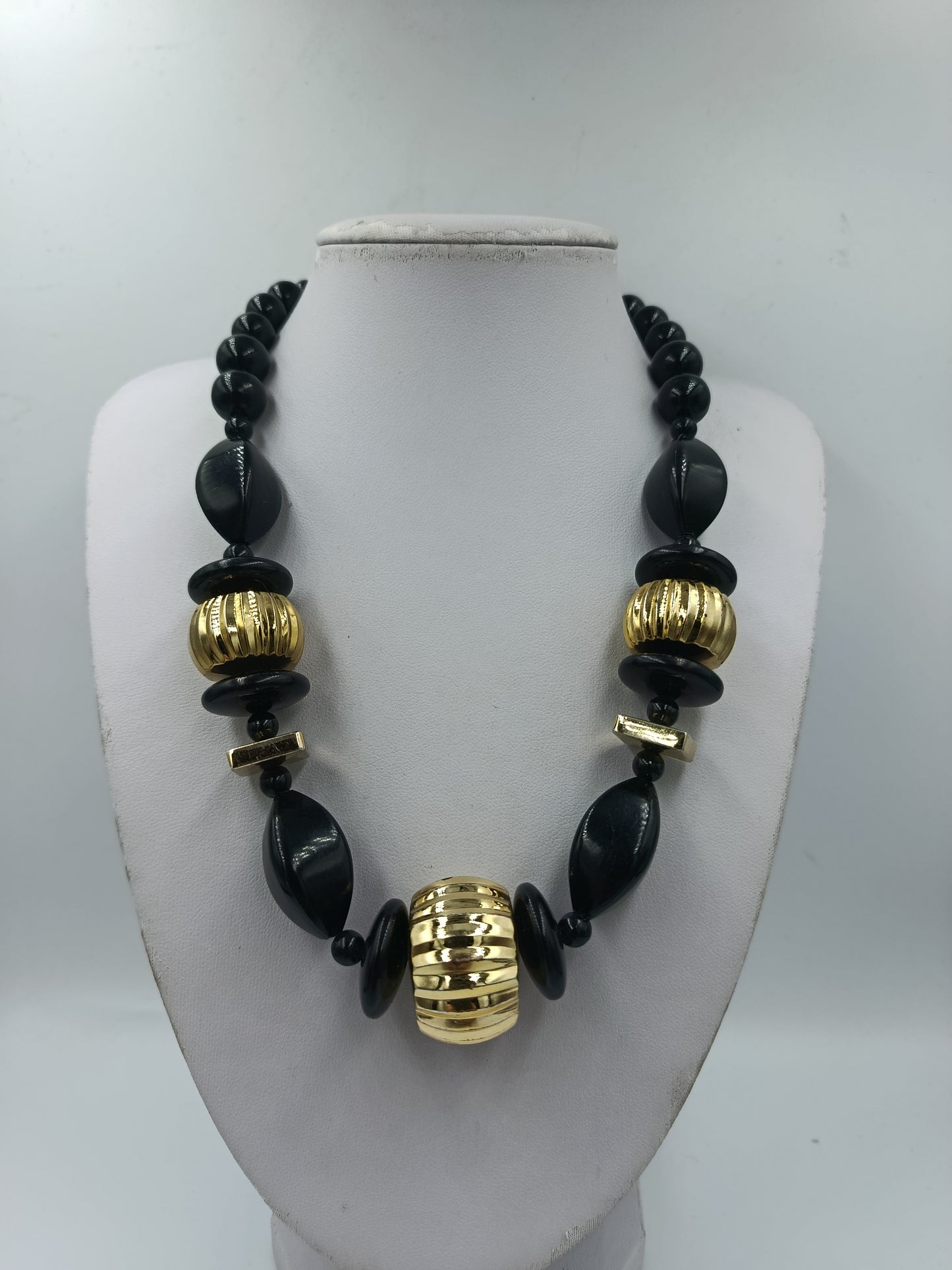 Statement Kette Schwarz Gold große Perlen  Design Elemente