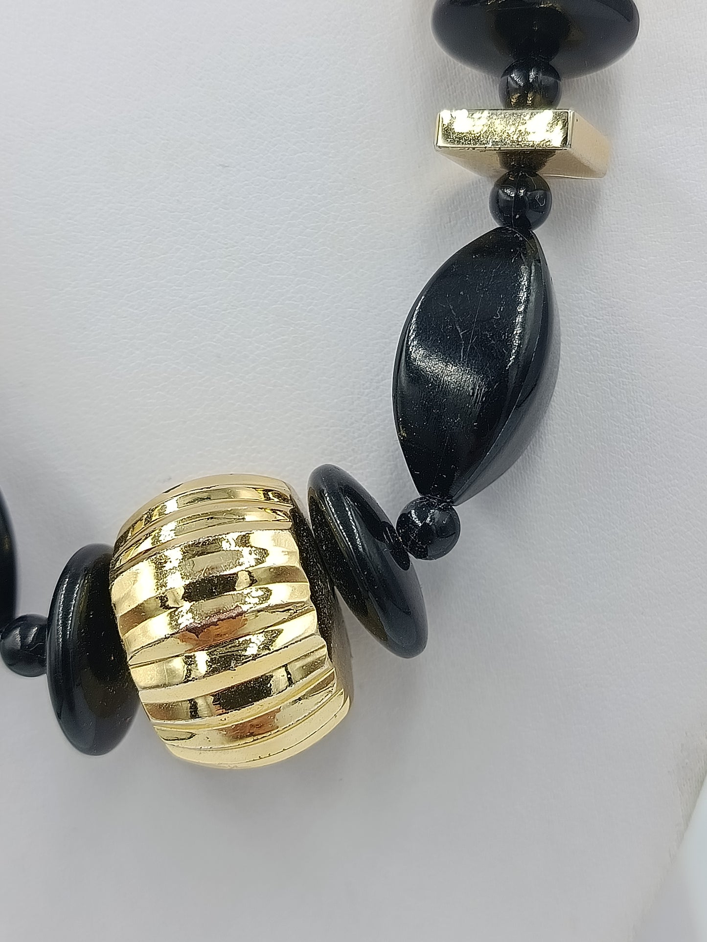 Statement Kette Schwarz Gold große Perlen  Design Elemente